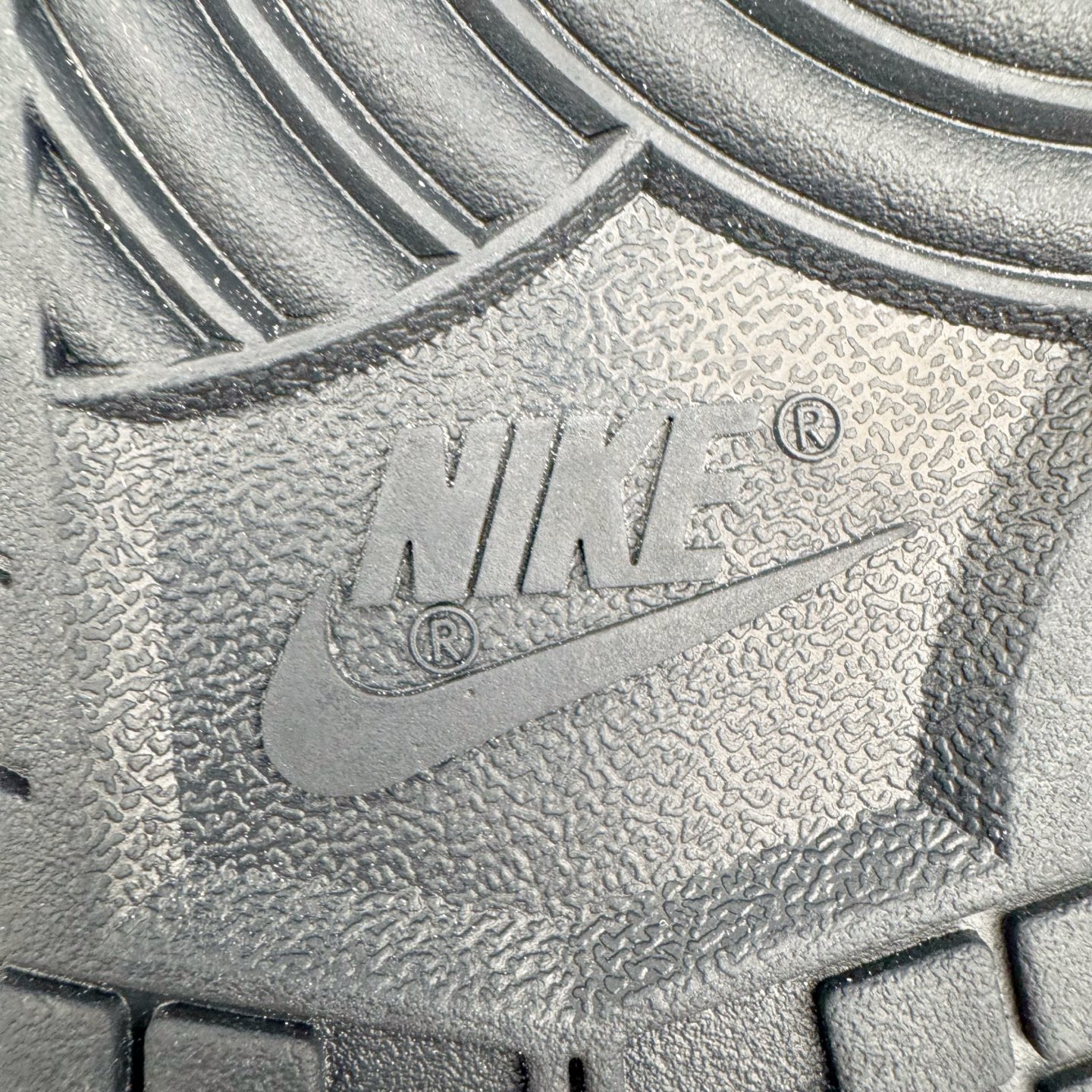 图片[20]-＃YC纯原 NK Dunk Low 蓝尾巴 DD1391-100 黑白为经，蓝橙为纬，经典Dunk 廓形被赋予摩登层次语言。以深邃黑为基底，衔接温润米白轮廓，奠定高级质感基调。标志性浅蓝Swoosh化身灵巧「蓝尾巴」，跃动鞋侧，醒目不张扬。小范围橙色点睛，瞬间激活潮流态度，行走间皆是低调与吸睛的平衡艺术。定制系列天花板 无原鞋不开发 全系列得物原鞋一比一校对开发 配色持续更新中 终端对接 优势输出 全套原厂楦头原纸板数据档案倾力打造 原汁原味莞产 极致还原 圈内最强针车工艺 高端零售指定版 广东原厂配套原盒原标 鞋盒分三个尺码段 原厂冲刀 超高清洁度 全鞋零毛边皮料切割 采用原厂百宏鞋带以及原厂百宏织唛舌标 内标可供原厂几率过验 进口原装条纹中底布 四线拉帮白色点胶 原厂拉帮手法遵循公司 原厂电绣 极致还原 尺码：36 36.5 37.5 38 38.5 39 40 40.5 41 42 42.5 43 44 44.5 45 46-选品中心