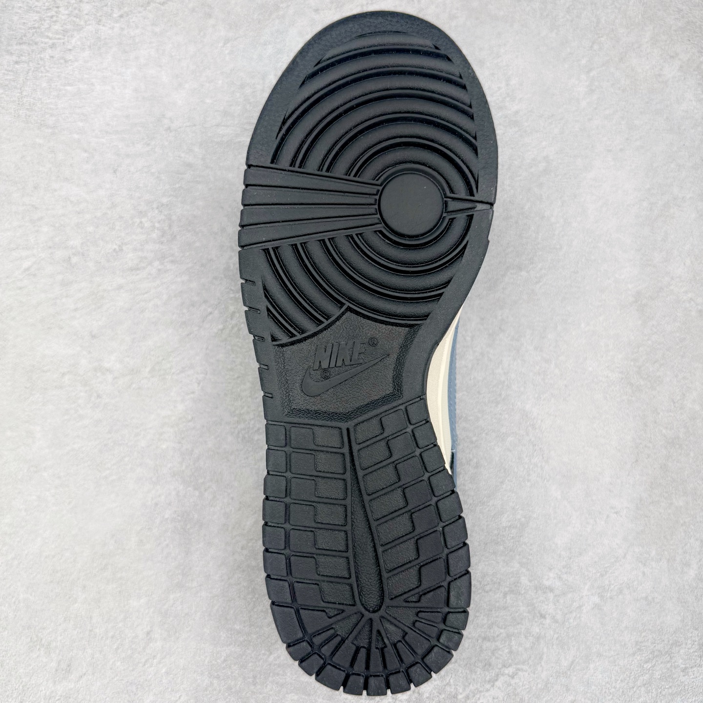 图片[9]-＃YC纯原 NK Dunk Low 蓝尾巴 DD1391-100 黑白为经，蓝橙为纬，经典Dunk 廓形被赋予摩登层次语言。以深邃黑为基底，衔接温润米白轮廓，奠定高级质感基调。标志性浅蓝Swoosh化身灵巧「蓝尾巴」，跃动鞋侧，醒目不张扬。小范围橙色点睛，瞬间激活潮流态度，行走间皆是低调与吸睛的平衡艺术。定制系列天花板 无原鞋不开发 全系列得物原鞋一比一校对开发 配色持续更新中 终端对接 优势输出 全套原厂楦头原纸板数据档案倾力打造 原汁原味莞产 极致还原 圈内最强针车工艺 高端零售指定版 广东原厂配套原盒原标 鞋盒分三个尺码段 原厂冲刀 超高清洁度 全鞋零毛边皮料切割 采用原厂百宏鞋带以及原厂百宏织唛舌标 内标可供原厂几率过验 进口原装条纹中底布 四线拉帮白色点胶 原厂拉帮手法遵循公司 原厂电绣 极致还原 尺码：36 36.5 37.5 38 38.5 39 40 40.5 41 42 42.5 43 44 44.5 45 46-选品中心