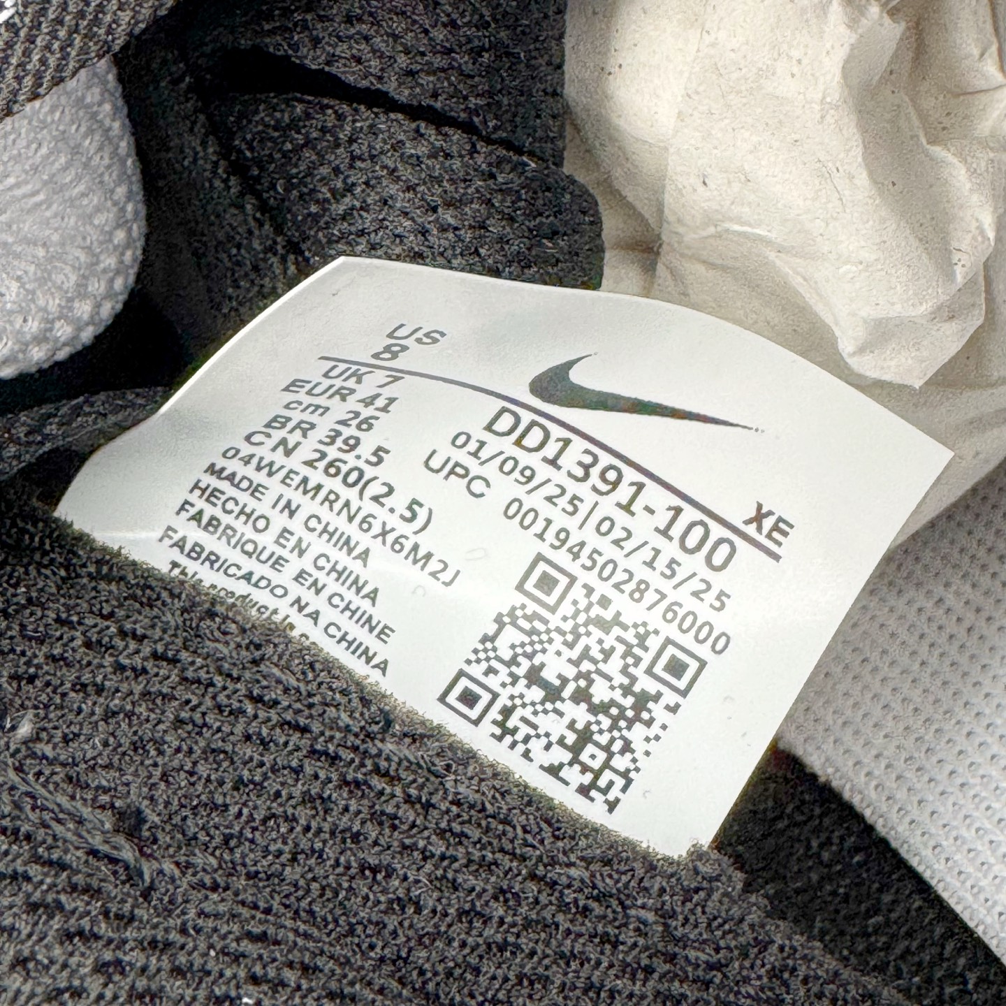 图片[13]-＃YC纯原 NK Dunk Low 蓝尾巴 DD1391-100 黑白为经，蓝橙为纬，经典Dunk 廓形被赋予摩登层次语言。以深邃黑为基底，衔接温润米白轮廓，奠定高级质感基调。标志性浅蓝Swoosh化身灵巧「蓝尾巴」，跃动鞋侧，醒目不张扬。小范围橙色点睛，瞬间激活潮流态度，行走间皆是低调与吸睛的平衡艺术。定制系列天花板 无原鞋不开发 全系列得物原鞋一比一校对开发 配色持续更新中 终端对接 优势输出 全套原厂楦头原纸板数据档案倾力打造 原汁原味莞产 极致还原 圈内最强针车工艺 高端零售指定版 广东原厂配套原盒原标 鞋盒分三个尺码段 原厂冲刀 超高清洁度 全鞋零毛边皮料切割 采用原厂百宏鞋带以及原厂百宏织唛舌标 内标可供原厂几率过验 进口原装条纹中底布 四线拉帮白色点胶 原厂拉帮手法遵循公司 原厂电绣 极致还原 尺码：36 36.5 37.5 38 38.5 39 40 40.5 41 42 42.5 43 44 44.5 45 46-选品中心