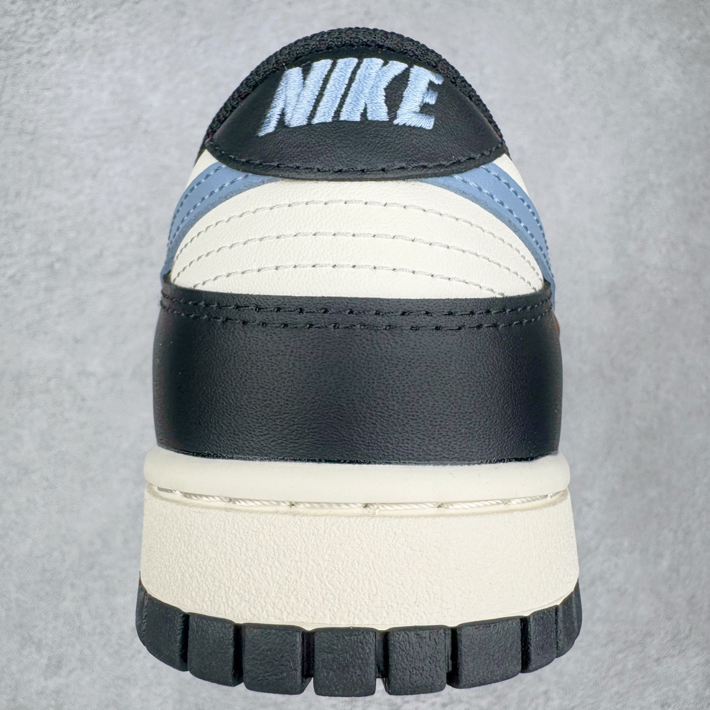 图片[8]-＃YC纯原 NK Dunk Low 蓝尾巴 DD1391-100 黑白为经，蓝橙为纬，经典Dunk 廓形被赋予摩登层次语言。以深邃黑为基底，衔接温润米白轮廓，奠定高级质感基调。标志性浅蓝Swoosh化身灵巧「蓝尾巴」，跃动鞋侧，醒目不张扬。小范围橙色点睛，瞬间激活潮流态度，行走间皆是低调与吸睛的平衡艺术。定制系列天花板 无原鞋不开发 全系列得物原鞋一比一校对开发 配色持续更新中 终端对接 优势输出 全套原厂楦头原纸板数据档案倾力打造 原汁原味莞产 极致还原 圈内最强针车工艺 高端零售指定版 广东原厂配套原盒原标 鞋盒分三个尺码段 原厂冲刀 超高清洁度 全鞋零毛边皮料切割 采用原厂百宏鞋带以及原厂百宏织唛舌标 内标可供原厂几率过验 进口原装条纹中底布 四线拉帮白色点胶 原厂拉帮手法遵循公司 原厂电绣 极致还原 尺码：36 36.5 37.5 38 38.5 39 40 40.5 41 42 42.5 43 44 44.5 45 46-选品中心