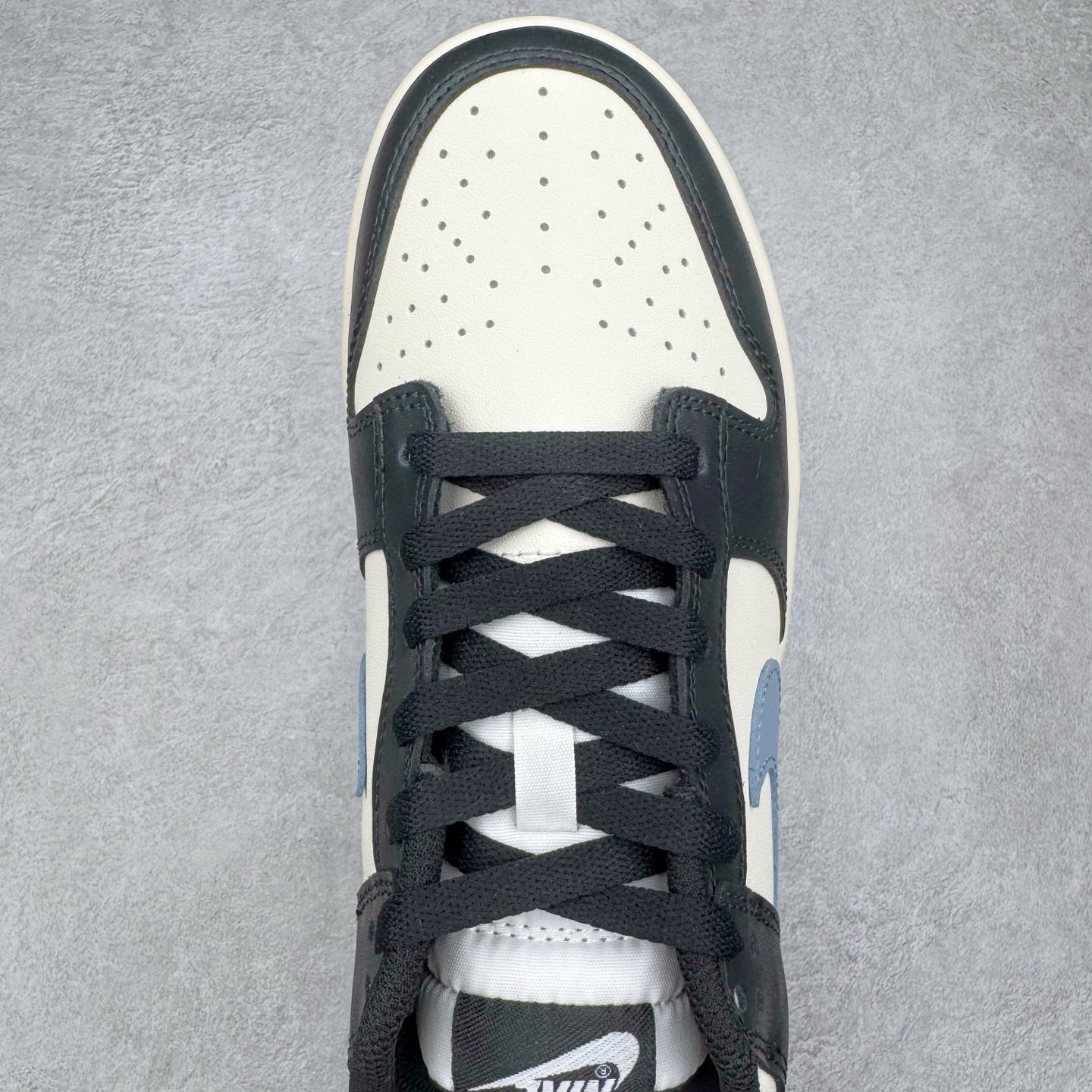 图片[4]-＃YC纯原 NK Dunk Low 蓝尾巴 DD1391-100 黑白为经，蓝橙为纬，经典Dunk 廓形被赋予摩登层次语言。以深邃黑为基底，衔接温润米白轮廓，奠定高级质感基调。标志性浅蓝Swoosh化身灵巧「蓝尾巴」，跃动鞋侧，醒目不张扬。小范围橙色点睛，瞬间激活潮流态度，行走间皆是低调与吸睛的平衡艺术。定制系列天花板 无原鞋不开发 全系列得物原鞋一比一校对开发 配色持续更新中 终端对接 优势输出 全套原厂楦头原纸板数据档案倾力打造 原汁原味莞产 极致还原 圈内最强针车工艺 高端零售指定版 广东原厂配套原盒原标 鞋盒分三个尺码段 原厂冲刀 超高清洁度 全鞋零毛边皮料切割 采用原厂百宏鞋带以及原厂百宏织唛舌标 内标可供原厂几率过验 进口原装条纹中底布 四线拉帮白色点胶 原厂拉帮手法遵循公司 原厂电绣 极致还原 尺码：36 36.5 37.5 38 38.5 39 40 40.5 41 42 42.5 43 44 44.5 45 46-选品中心