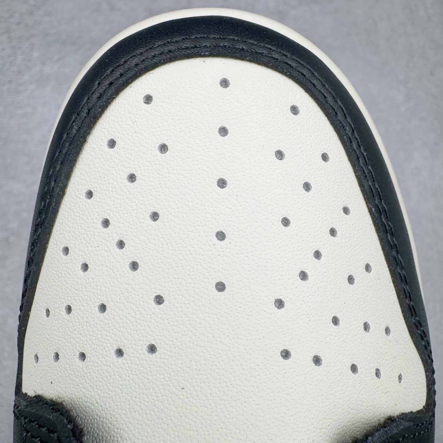 图片[15]-＃YC纯原 NK Dunk Low 蓝尾巴 DD1391-100 黑白为经，蓝橙为纬，经典Dunk 廓形被赋予摩登层次语言。以深邃黑为基底，衔接温润米白轮廓，奠定高级质感基调。标志性浅蓝Swoosh化身灵巧「蓝尾巴」，跃动鞋侧，醒目不张扬。小范围橙色点睛，瞬间激活潮流态度，行走间皆是低调与吸睛的平衡艺术。定制系列天花板 无原鞋不开发 全系列得物原鞋一比一校对开发 配色持续更新中 终端对接 优势输出 全套原厂楦头原纸板数据档案倾力打造 原汁原味莞产 极致还原 圈内最强针车工艺 高端零售指定版 广东原厂配套原盒原标 鞋盒分三个尺码段 原厂冲刀 超高清洁度 全鞋零毛边皮料切割 采用原厂百宏鞋带以及原厂百宏织唛舌标 内标可供原厂几率过验 进口原装条纹中底布 四线拉帮白色点胶 原厂拉帮手法遵循公司 原厂电绣 极致还原 尺码：36 36.5 37.5 38 38.5 39 40 40.5 41 42 42.5 43 44 44.5 45 46-选品中心