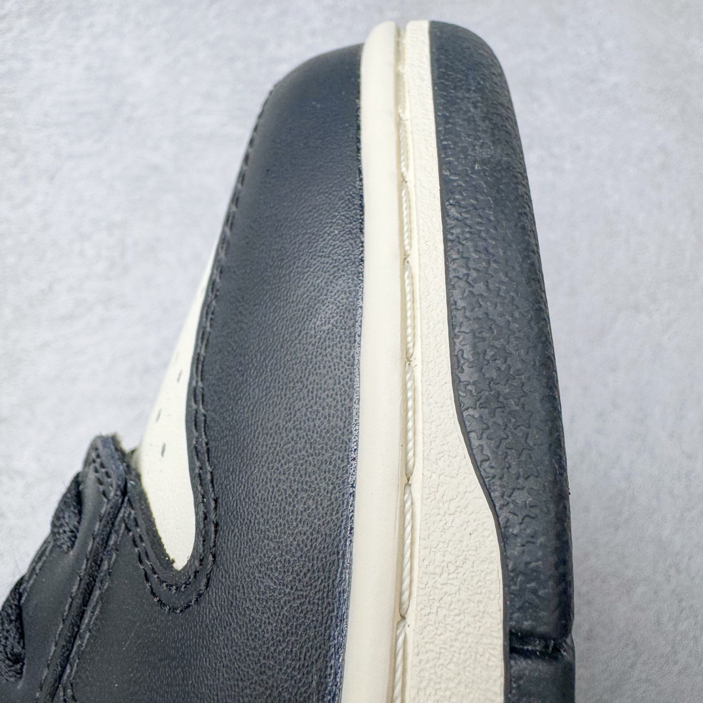 图片[10]-＃YC纯原 NK Dunk Low 蓝尾巴 DD1391-100 黑白为经，蓝橙为纬，经典Dunk 廓形被赋予摩登层次语言。以深邃黑为基底，衔接温润米白轮廓，奠定高级质感基调。标志性浅蓝Swoosh化身灵巧「蓝尾巴」，跃动鞋侧，醒目不张扬。小范围橙色点睛，瞬间激活潮流态度，行走间皆是低调与吸睛的平衡艺术。定制系列天花板 无原鞋不开发 全系列得物原鞋一比一校对开发 配色持续更新中 终端对接 优势输出 全套原厂楦头原纸板数据档案倾力打造 原汁原味莞产 极致还原 圈内最强针车工艺 高端零售指定版 广东原厂配套原盒原标 鞋盒分三个尺码段 原厂冲刀 超高清洁度 全鞋零毛边皮料切割 采用原厂百宏鞋带以及原厂百宏织唛舌标 内标可供原厂几率过验 进口原装条纹中底布 四线拉帮白色点胶 原厂拉帮手法遵循公司 原厂电绣 极致还原 尺码：36 36.5 37.5 38 38.5 39 40 40.5 41 42 42.5 43 44 44.5 45 46-选品中心