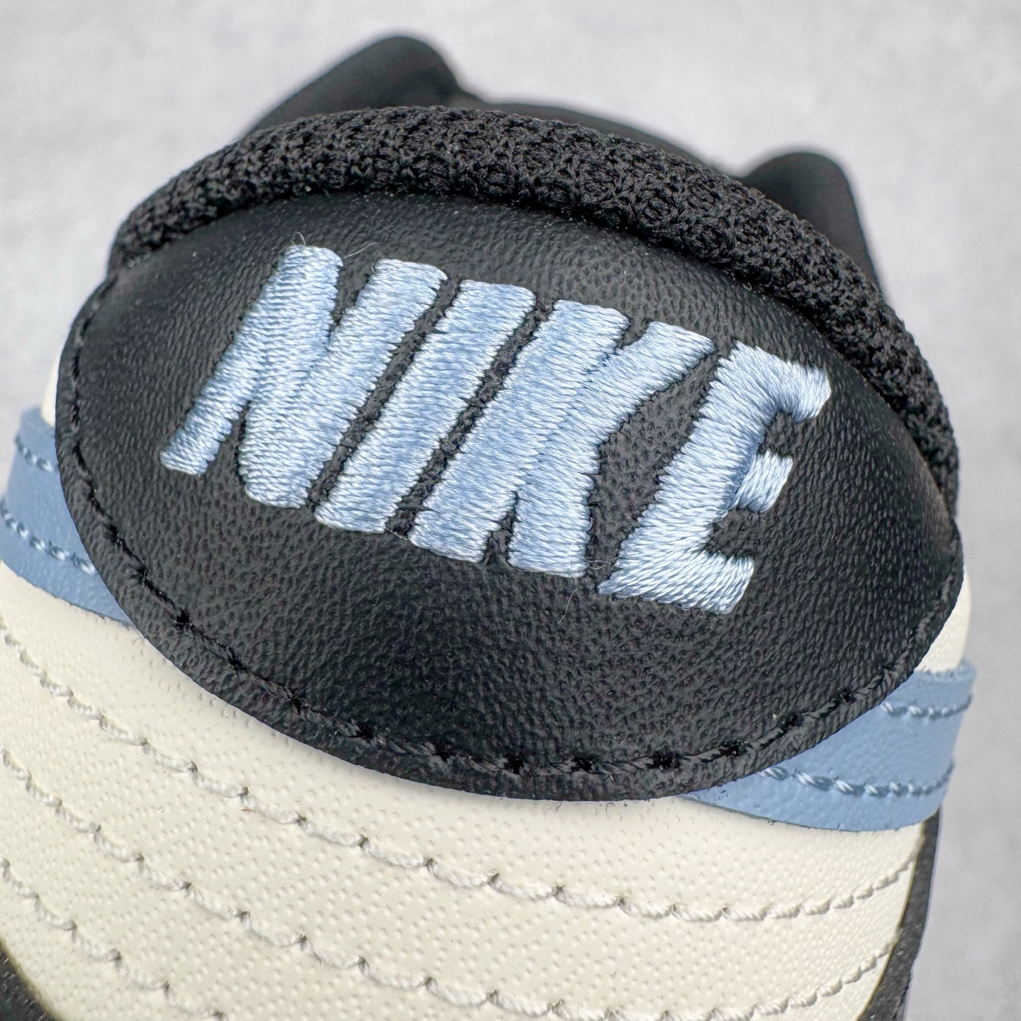 图片[16]-＃YC纯原 NK Dunk Low 蓝尾巴 DD1391-100 黑白为经，蓝橙为纬，经典Dunk 廓形被赋予摩登层次语言。以深邃黑为基底，衔接温润米白轮廓，奠定高级质感基调。标志性浅蓝Swoosh化身灵巧「蓝尾巴」，跃动鞋侧，醒目不张扬。小范围橙色点睛，瞬间激活潮流态度，行走间皆是低调与吸睛的平衡艺术。定制系列天花板 无原鞋不开发 全系列得物原鞋一比一校对开发 配色持续更新中 终端对接 优势输出 全套原厂楦头原纸板数据档案倾力打造 原汁原味莞产 极致还原 圈内最强针车工艺 高端零售指定版 广东原厂配套原盒原标 鞋盒分三个尺码段 原厂冲刀 超高清洁度 全鞋零毛边皮料切割 采用原厂百宏鞋带以及原厂百宏织唛舌标 内标可供原厂几率过验 进口原装条纹中底布 四线拉帮白色点胶 原厂拉帮手法遵循公司 原厂电绣 极致还原 尺码：36 36.5 37.5 38 38.5 39 40 40.5 41 42 42.5 43 44 44.5 45 46-选品中心