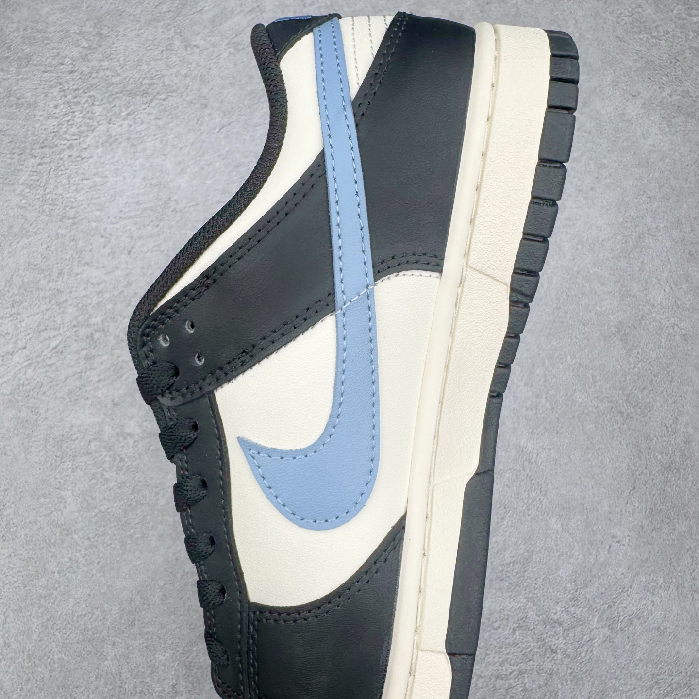 图片[7]-＃YC纯原 NK Dunk Low 蓝尾巴 DD1391-100 黑白为经，蓝橙为纬，经典Dunk 廓形被赋予摩登层次语言。以深邃黑为基底，衔接温润米白轮廓，奠定高级质感基调。标志性浅蓝Swoosh化身灵巧「蓝尾巴」，跃动鞋侧，醒目不张扬。小范围橙色点睛，瞬间激活潮流态度，行走间皆是低调与吸睛的平衡艺术。定制系列天花板 无原鞋不开发 全系列得物原鞋一比一校对开发 配色持续更新中 终端对接 优势输出 全套原厂楦头原纸板数据档案倾力打造 原汁原味莞产 极致还原 圈内最强针车工艺 高端零售指定版 广东原厂配套原盒原标 鞋盒分三个尺码段 原厂冲刀 超高清洁度 全鞋零毛边皮料切割 采用原厂百宏鞋带以及原厂百宏织唛舌标 内标可供原厂几率过验 进口原装条纹中底布 四线拉帮白色点胶 原厂拉帮手法遵循公司 原厂电绣 极致还原 尺码：36 36.5 37.5 38 38.5 39 40 40.5 41 42 42.5 43 44 44.5 45 46-选品中心