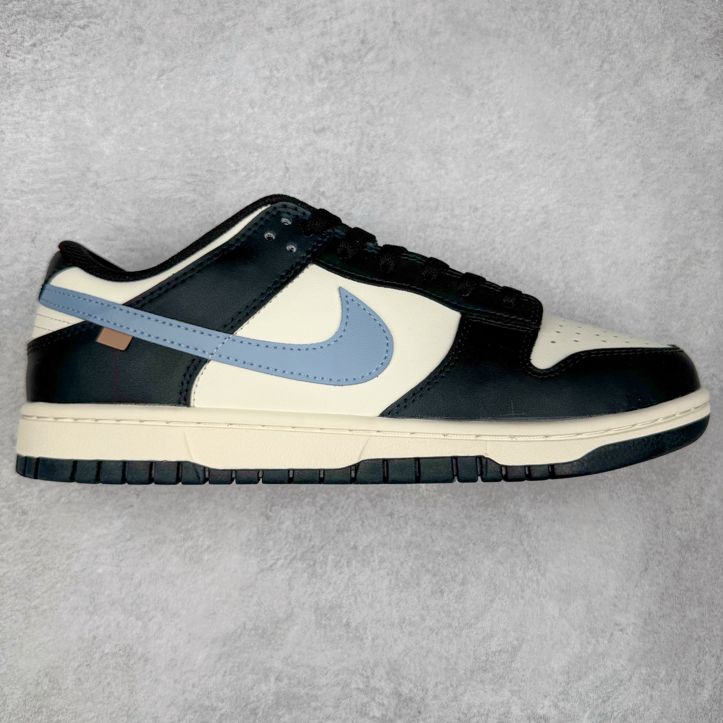 ＃YC纯原 NK Dunk Low 蓝尾巴 DD1391-100 黑白为经，蓝橙为纬，经典Dunk 廓形被赋予摩登层次语言。以深邃黑为基底，衔接温润米白轮廓，奠定高级质感基调。标志性浅蓝Swoosh化身灵巧「蓝尾巴」，跃动鞋侧，醒目不张扬。小范围橙色点睛，瞬间激活潮流态度，行走间皆是低调与吸睛的平衡艺术。定制系列天花板 无原鞋不开发 全系列得物原鞋一比一校对开发 配色持续更新中 终端对接 优势输出 全套原厂楦头原纸板数据档案倾力打造 原汁原味莞产 极致还原 圈内最强针车工艺 高端零售指定版 广东原厂配套原盒原标 鞋盒分三个尺码段 原厂冲刀 超高清洁度 全鞋零毛边皮料切割 采用原厂百宏鞋带以及原厂百宏织唛舌标 内标可供原厂几率过验 进口原装条纹中底布 四线拉帮白色点胶 原厂拉帮手法遵循公司 原厂电绣 极致还原 尺码：36 36.5 37.5 38 38.5 39 40 40.5 41 42 42.5 43 44 44.5 45 46-选品中心