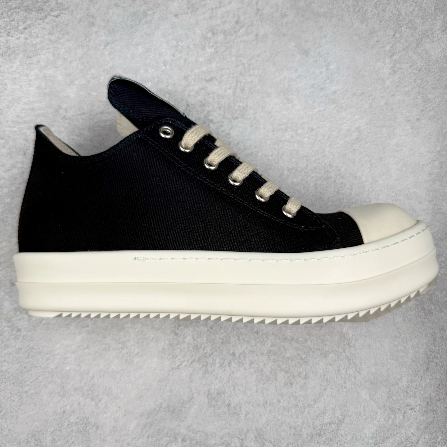 ＃DG纯原 Rick Owens Drkshdw 瑞克·欧文斯低帮牛仔布时尚运动板鞋 黑色 二级市场已经7K以上 平台客户随意卖四位数 RO广东原厂出品 纯原天花板 原版一比一复刻 冲正绝不翻车 还原度达到百分之98以上 原楦开发纸版版型 ZP拆解原版1：1复模裁片纸版 力求做到0错位 这样才能达到和zp一致的鞋型味道 采用进口cnc数控机床开发对版独家tpu奶香大底 区别于市场所有版本 zp同源定制尼龙布 达到和zp一致手感 原厂进口细纹布 万邦订购原厂高弹粉红色海绵 内里搭配软质细腻羊皮 TPU高密度大底 软硬度透光度高已经测试和原版一致 尺码：36 37 38 39 40 41 42 43 44 45 46-选品中心