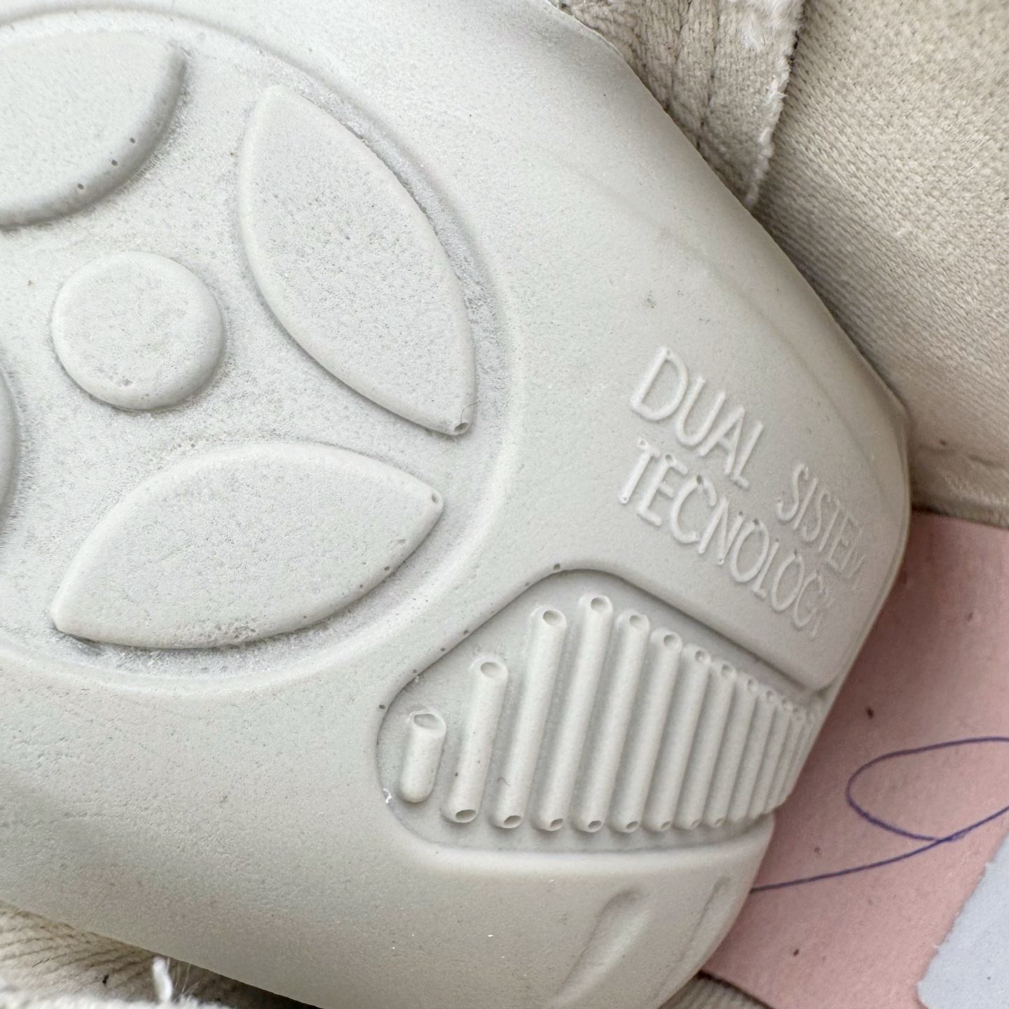 图片[11]-＃DG纯原 Rick Owens Drkshdw 瑞克·欧文斯低帮牛仔布时尚运动板鞋 黑色 二级市场已经7K以上 平台客户随意卖四位数 RO广东原厂出品 纯原天花板 原版一比一复刻 冲正绝不翻车 还原度达到百分之98以上 原楦开发纸版版型 ZP拆解原版1：1复模裁片纸版 力求做到0错位 这样才能达到和zp一致的鞋型味道 采用进口cnc数控机床开发对版独家tpu奶香大底 区别于市场所有版本 zp同源定制尼龙布 达到和zp一致手感 原厂进口细纹布 万邦订购原厂高弹粉红色海绵 内里搭配软质细腻羊皮 TPU高密度大底 软硬度透光度高已经测试和原版一致 尺码：36 37 38 39 40 41 42 43 44 45 46-选品中心