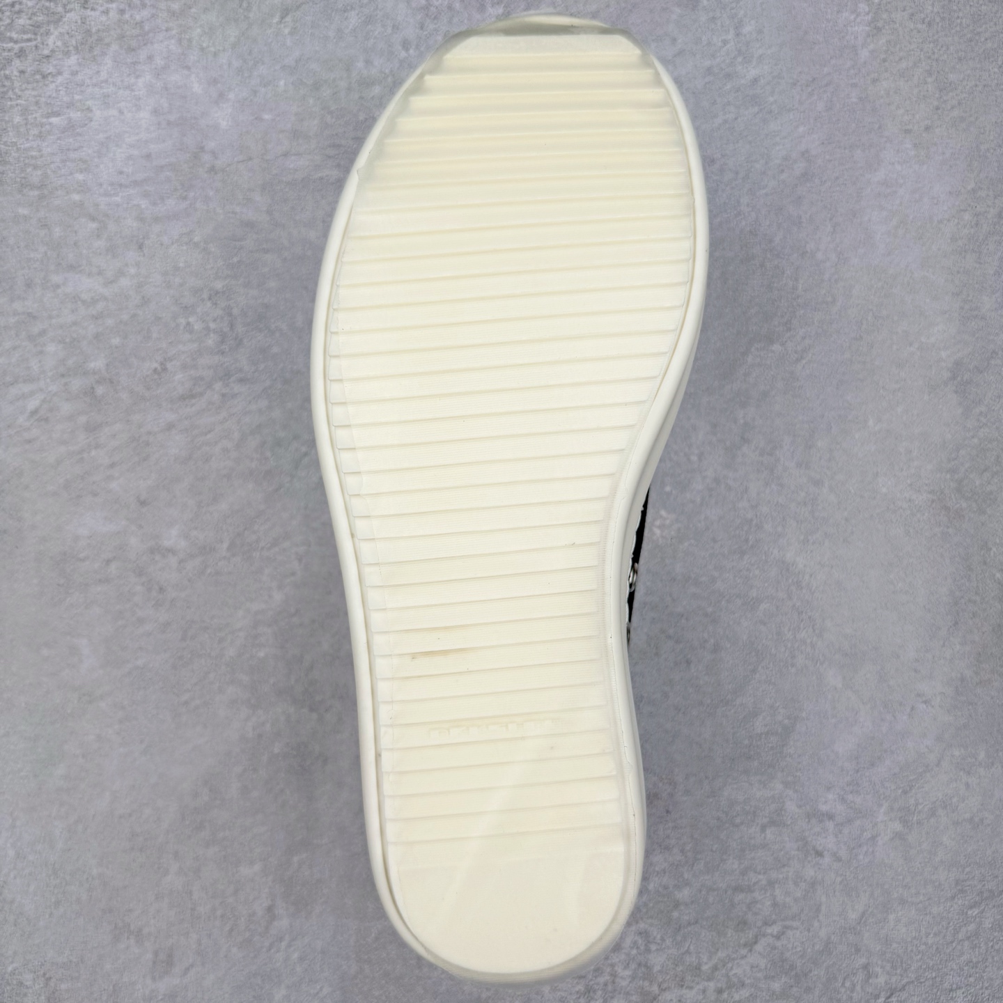 图片[9]-＃DG纯原 Rick Owens Drkshdw 瑞克·欧文斯低帮牛仔布时尚运动板鞋 黑色 二级市场已经7K以上 平台客户随意卖四位数 RO广东原厂出品 纯原天花板 原版一比一复刻 冲正绝不翻车 还原度达到百分之98以上 原楦开发纸版版型 ZP拆解原版1：1复模裁片纸版 力求做到0错位 这样才能达到和zp一致的鞋型味道 采用进口cnc数控机床开发对版独家tpu奶香大底 区别于市场所有版本 zp同源定制尼龙布 达到和zp一致手感 原厂进口细纹布 万邦订购原厂高弹粉红色海绵 内里搭配软质细腻羊皮 TPU高密度大底 软硬度透光度高已经测试和原版一致 尺码：36 37 38 39 40 41 42 43 44 45 46-选品中心