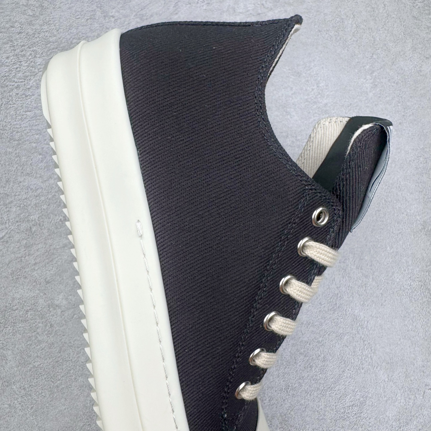 图片[6]-＃DG纯原 Rick Owens Drkshdw 瑞克·欧文斯低帮牛仔布时尚运动板鞋 黑色 二级市场已经7K以上 平台客户随意卖四位数 RO广东原厂出品 纯原天花板 原版一比一复刻 冲正绝不翻车 还原度达到百分之98以上 原楦开发纸版版型 ZP拆解原版1：1复模裁片纸版 力求做到0错位 这样才能达到和zp一致的鞋型味道 采用进口cnc数控机床开发对版独家tpu奶香大底 区别于市场所有版本 zp同源定制尼龙布 达到和zp一致手感 原厂进口细纹布 万邦订购原厂高弹粉红色海绵 内里搭配软质细腻羊皮 TPU高密度大底 软硬度透光度高已经测试和原版一致 尺码：36 37 38 39 40 41 42 43 44 45 46-选品中心