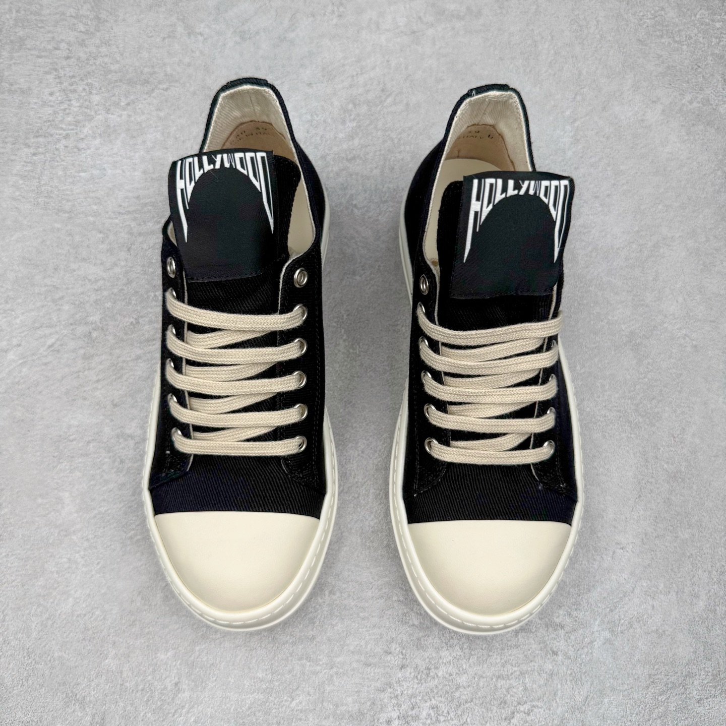 图片[2]-＃DG纯原 Rick Owens Drkshdw 瑞克·欧文斯低帮牛仔布时尚运动板鞋 黑色 二级市场已经7K以上 平台客户随意卖四位数 RO广东原厂出品 纯原天花板 原版一比一复刻 冲正绝不翻车 还原度达到百分之98以上 原楦开发纸版版型 ZP拆解原版1：1复模裁片纸版 力求做到0错位 这样才能达到和zp一致的鞋型味道 采用进口cnc数控机床开发对版独家tpu奶香大底 区别于市场所有版本 zp同源定制尼龙布 达到和zp一致手感 原厂进口细纹布 万邦订购原厂高弹粉红色海绵 内里搭配软质细腻羊皮 TPU高密度大底 软硬度透光度高已经测试和原版一致 尺码：36 37 38 39 40 41 42 43 44 45 46-选品中心