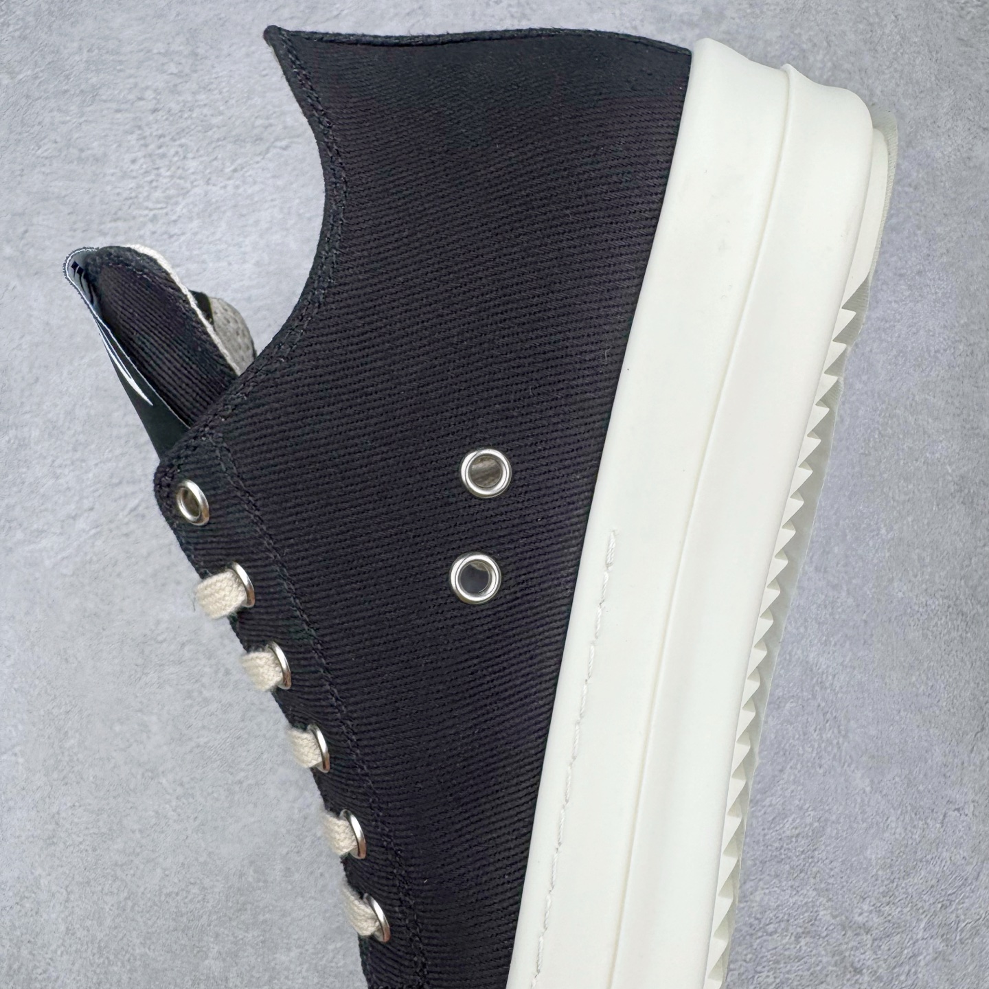 图片[7]-＃DG纯原 Rick Owens Drkshdw 瑞克·欧文斯低帮牛仔布时尚运动板鞋 黑色 二级市场已经7K以上 平台客户随意卖四位数 RO广东原厂出品 纯原天花板 原版一比一复刻 冲正绝不翻车 还原度达到百分之98以上 原楦开发纸版版型 ZP拆解原版1：1复模裁片纸版 力求做到0错位 这样才能达到和zp一致的鞋型味道 采用进口cnc数控机床开发对版独家tpu奶香大底 区别于市场所有版本 zp同源定制尼龙布 达到和zp一致手感 原厂进口细纹布 万邦订购原厂高弹粉红色海绵 内里搭配软质细腻羊皮 TPU高密度大底 软硬度透光度高已经测试和原版一致 尺码：36 37 38 39 40 41 42 43 44 45 46-选品中心