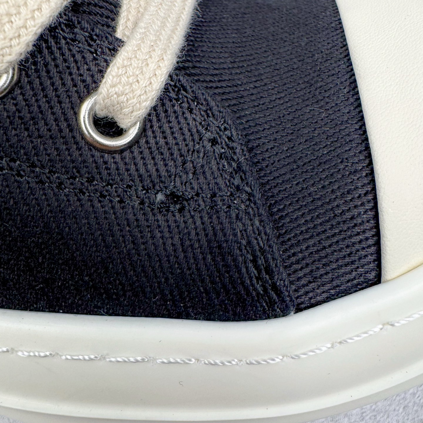 图片[17]-＃DG纯原 Rick Owens Drkshdw 瑞克·欧文斯低帮牛仔布时尚运动板鞋 黑色 二级市场已经7K以上 平台客户随意卖四位数 RO广东原厂出品 纯原天花板 原版一比一复刻 冲正绝不翻车 还原度达到百分之98以上 原楦开发纸版版型 ZP拆解原版1：1复模裁片纸版 力求做到0错位 这样才能达到和zp一致的鞋型味道 采用进口cnc数控机床开发对版独家tpu奶香大底 区别于市场所有版本 zp同源定制尼龙布 达到和zp一致手感 原厂进口细纹布 万邦订购原厂高弹粉红色海绵 内里搭配软质细腻羊皮 TPU高密度大底 软硬度透光度高已经测试和原版一致 尺码：36 37 38 39 40 41 42 43 44 45 46-选品中心