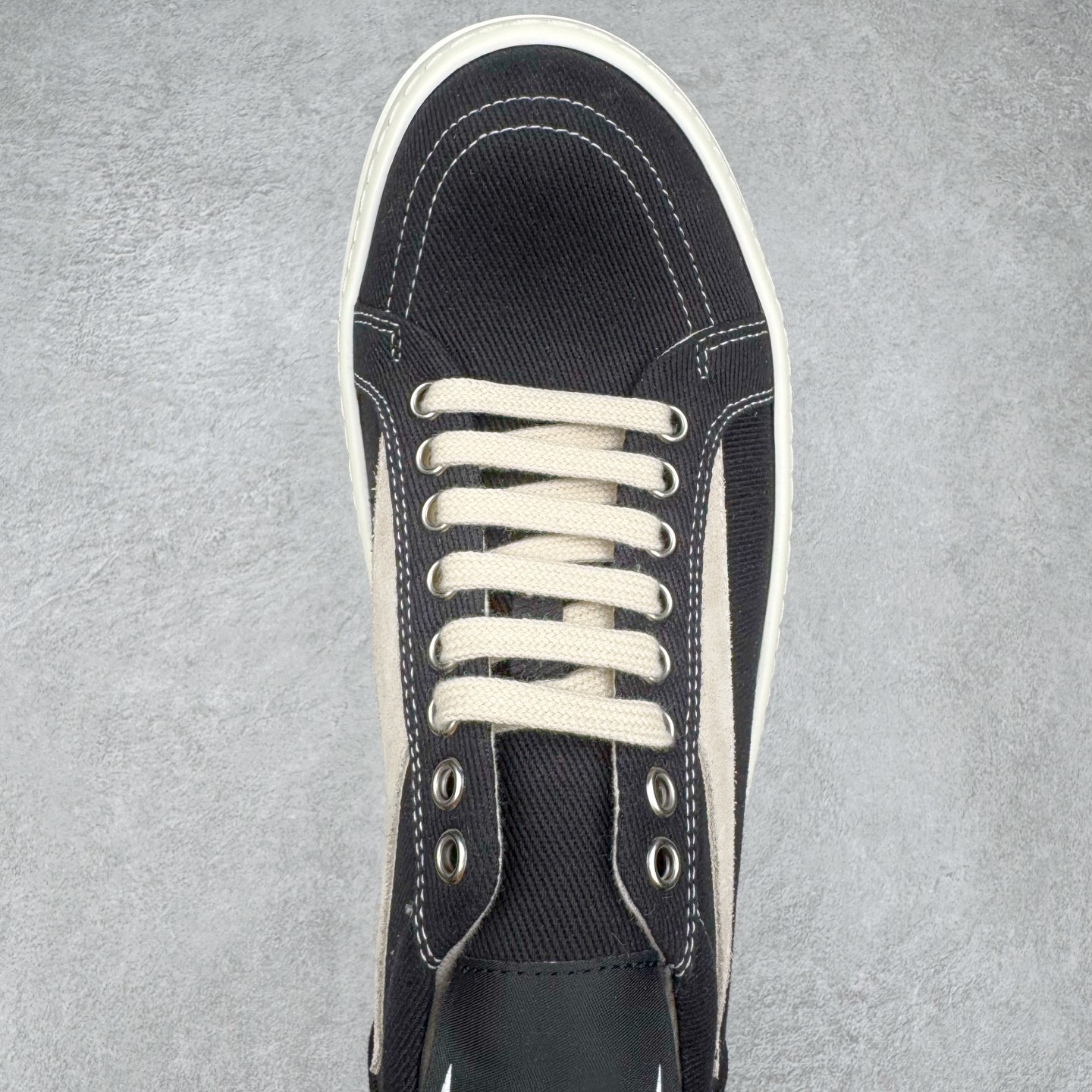 图片[4]-＃DG纯原 Rick Owens Drkshdw 瑞克·欧文斯低帮牛仔布时尚运动板鞋 黑色 二级市场已经7K以上 平台客户随意卖四位数 RO广东原厂出品 纯原天花板 原版一比一复刻 冲正绝不翻车 还原度达到百分之98以上 原楦开发纸版版型 ZP拆解原版1：1复模裁片纸版 力求做到0错位 这样才能达到和zp一致的鞋型味道 采用进口cnc数控机床开发对版独家tpu奶香大底 区别于市场所有版本 zp同源定制尼龙布 达到和zp一致手感 原厂进口细纹布 万邦订购原厂高弹粉红色海绵 内里搭配软质细腻羊皮 TPU高密度大底 软硬度透光度高已经测试和原版一致 尺码：36 37 38 39 40 41 42 43 44 45 46-选品中心