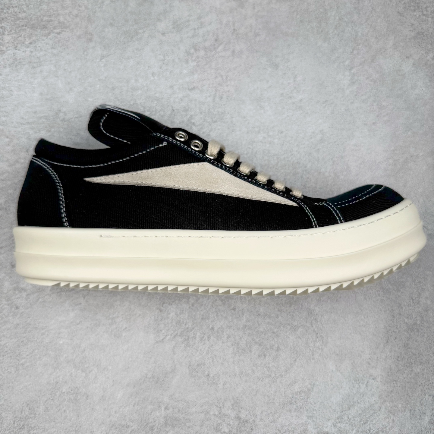 ＃DG纯原 Rick Owens Drkshdw 瑞克·欧文斯低帮牛仔布时尚运动板鞋 黑色 二级市场已经7K以上 平台客户随意卖四位数 RO广东原厂出品 纯原天花板 原版一比一复刻 冲正绝不翻车 还原度达到百分之98以上 原楦开发纸版版型 ZP拆解原版1：1复模裁片纸版 力求做到0错位 这样才能达到和zp一致的鞋型味道 采用进口cnc数控机床开发对版独家tpu奶香大底 区别于市场所有版本 zp同源定制尼龙布 达到和zp一致手感 原厂进口细纹布 万邦订购原厂高弹粉红色海绵 内里搭配软质细腻羊皮 TPU高密度大底 软硬度透光度高已经测试和原版一致 尺码：36 37 38 39 40 41 42 43 44 45 46-选品中心