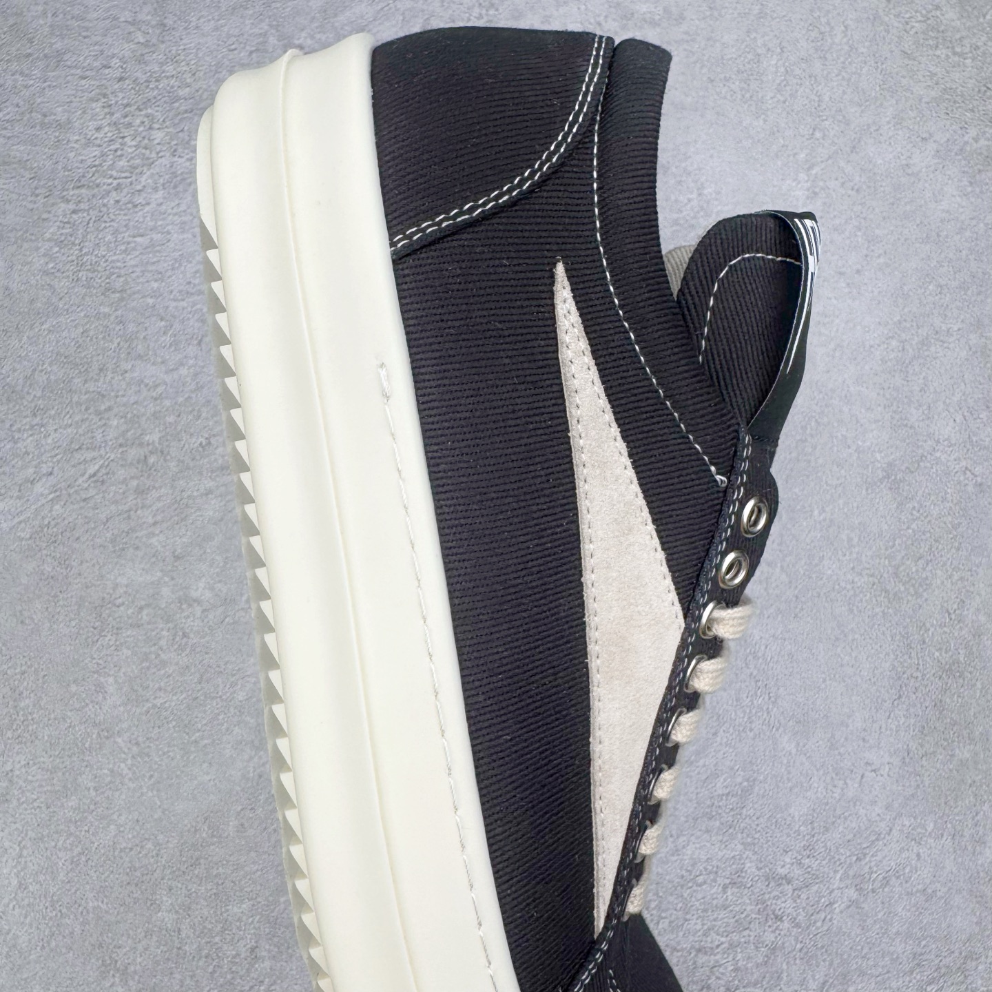 图片[6]-＃DG纯原 Rick Owens Drkshdw 瑞克·欧文斯低帮牛仔布时尚运动板鞋 黑色 二级市场已经7K以上 平台客户随意卖四位数 RO广东原厂出品 纯原天花板 原版一比一复刻 冲正绝不翻车 还原度达到百分之98以上 原楦开发纸版版型 ZP拆解原版1：1复模裁片纸版 力求做到0错位 这样才能达到和zp一致的鞋型味道 采用进口cnc数控机床开发对版独家tpu奶香大底 区别于市场所有版本 zp同源定制尼龙布 达到和zp一致手感 原厂进口细纹布 万邦订购原厂高弹粉红色海绵 内里搭配软质细腻羊皮 TPU高密度大底 软硬度透光度高已经测试和原版一致 尺码：36 37 38 39 40 41 42 43 44 45 46-选品中心