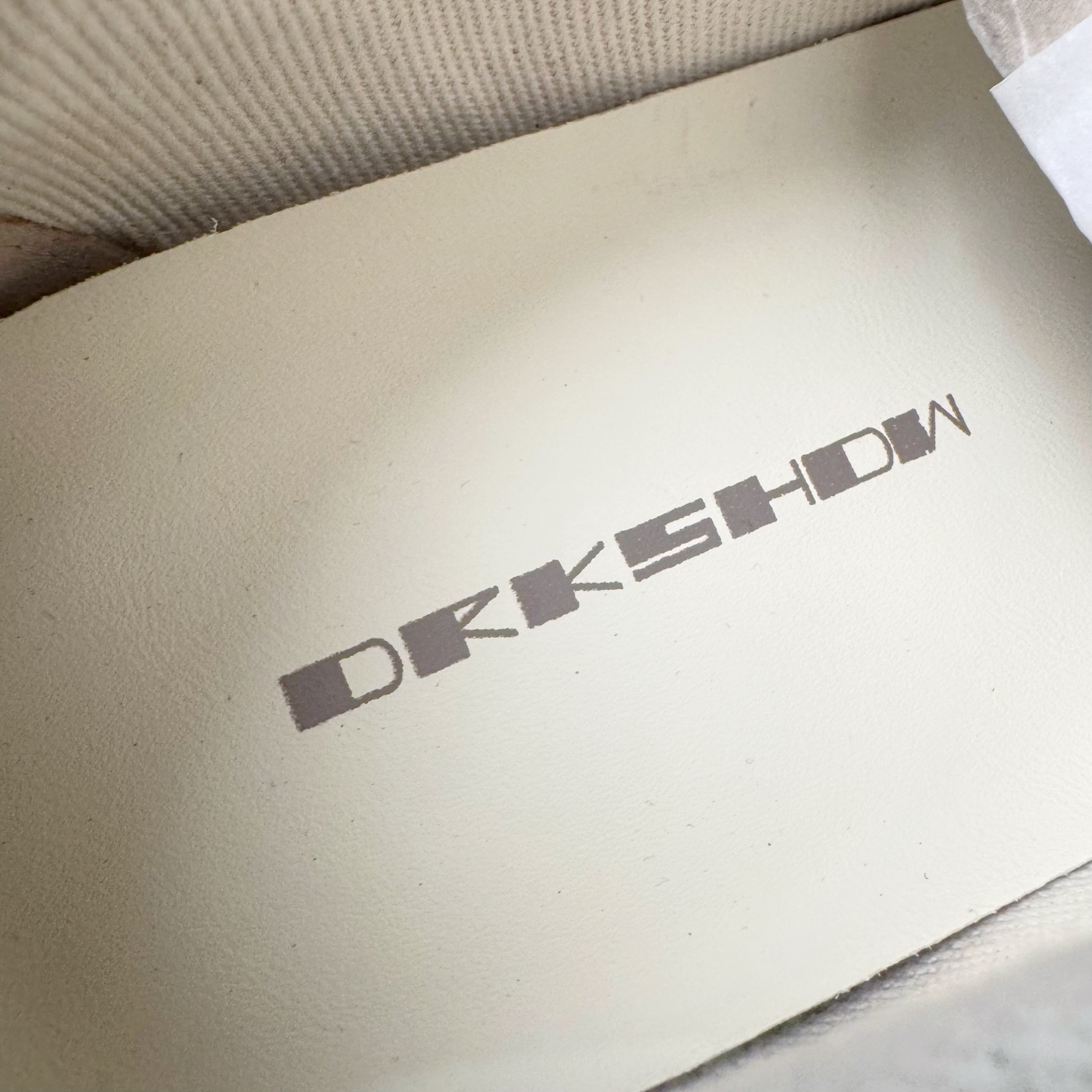 图片[13]-＃DG纯原 Rick Owens Drkshdw 瑞克·欧文斯低帮牛仔布时尚运动板鞋 黑色 二级市场已经7K以上 平台客户随意卖四位数 RO广东原厂出品 纯原天花板 原版一比一复刻 冲正绝不翻车 还原度达到百分之98以上 原楦开发纸版版型 ZP拆解原版1：1复模裁片纸版 力求做到0错位 这样才能达到和zp一致的鞋型味道 采用进口cnc数控机床开发对版独家tpu奶香大底 区别于市场所有版本 zp同源定制尼龙布 达到和zp一致手感 原厂进口细纹布 万邦订购原厂高弹粉红色海绵 内里搭配软质细腻羊皮 TPU高密度大底 软硬度透光度高已经测试和原版一致 尺码：36 37 38 39 40 41 42 43 44 45 46-选品中心