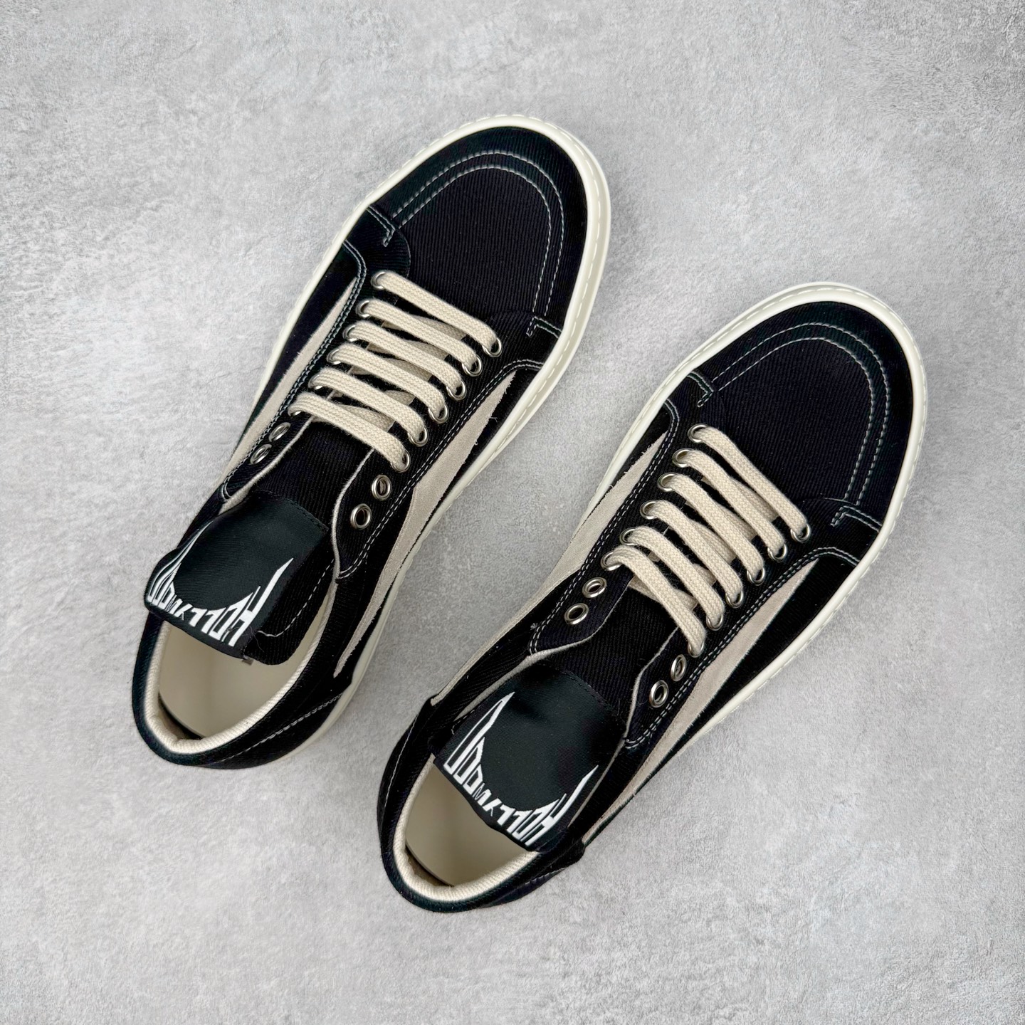 图片[3]-＃DG纯原 Rick Owens Drkshdw 瑞克·欧文斯低帮牛仔布时尚运动板鞋 黑色 二级市场已经7K以上 平台客户随意卖四位数 RO广东原厂出品 纯原天花板 原版一比一复刻 冲正绝不翻车 还原度达到百分之98以上 原楦开发纸版版型 ZP拆解原版1：1复模裁片纸版 力求做到0错位 这样才能达到和zp一致的鞋型味道 采用进口cnc数控机床开发对版独家tpu奶香大底 区别于市场所有版本 zp同源定制尼龙布 达到和zp一致手感 原厂进口细纹布 万邦订购原厂高弹粉红色海绵 内里搭配软质细腻羊皮 TPU高密度大底 软硬度透光度高已经测试和原版一致 尺码：36 37 38 39 40 41 42 43 44 45 46-选品中心