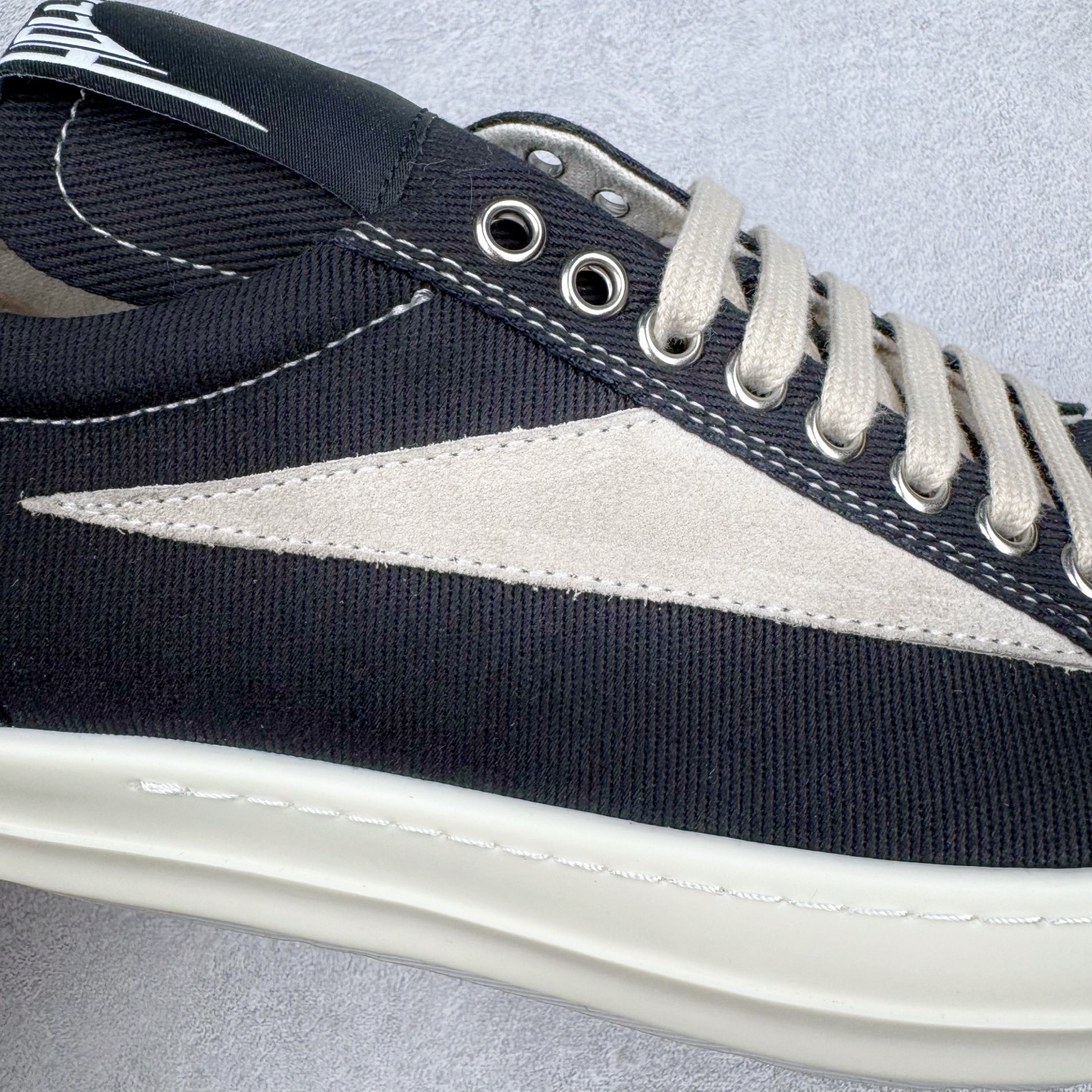 图片[18]-＃DG纯原 Rick Owens Drkshdw 瑞克·欧文斯低帮牛仔布时尚运动板鞋 黑色 二级市场已经7K以上 平台客户随意卖四位数 RO广东原厂出品 纯原天花板 原版一比一复刻 冲正绝不翻车 还原度达到百分之98以上 原楦开发纸版版型 ZP拆解原版1：1复模裁片纸版 力求做到0错位 这样才能达到和zp一致的鞋型味道 采用进口cnc数控机床开发对版独家tpu奶香大底 区别于市场所有版本 zp同源定制尼龙布 达到和zp一致手感 原厂进口细纹布 万邦订购原厂高弹粉红色海绵 内里搭配软质细腻羊皮 TPU高密度大底 软硬度透光度高已经测试和原版一致 尺码：36 37 38 39 40 41 42 43 44 45 46-选品中心