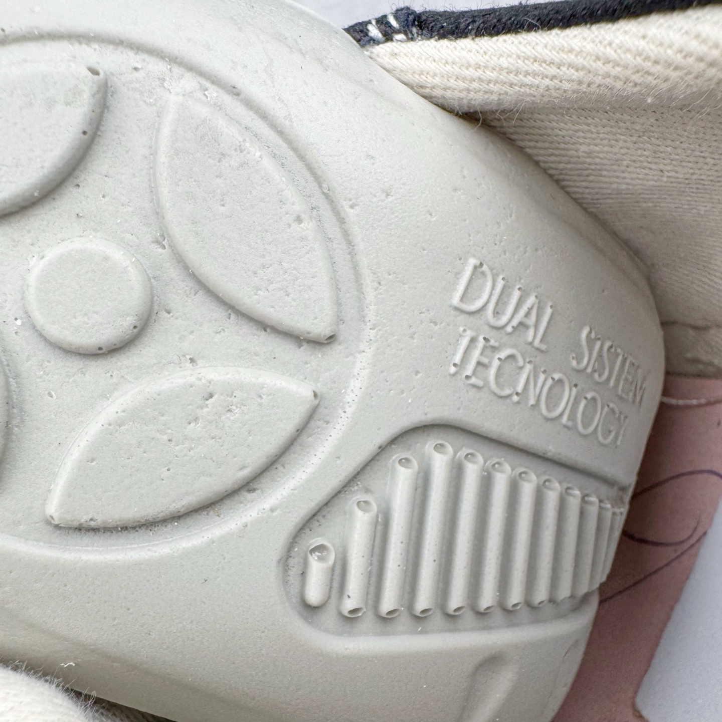 图片[11]-＃DG纯原 Rick Owens Drkshdw 瑞克·欧文斯低帮牛仔布时尚运动板鞋 黑色 二级市场已经7K以上 平台客户随意卖四位数 RO广东原厂出品 纯原天花板 原版一比一复刻 冲正绝不翻车 还原度达到百分之98以上 原楦开发纸版版型 ZP拆解原版1：1复模裁片纸版 力求做到0错位 这样才能达到和zp一致的鞋型味道 采用进口cnc数控机床开发对版独家tpu奶香大底 区别于市场所有版本 zp同源定制尼龙布 达到和zp一致手感 原厂进口细纹布 万邦订购原厂高弹粉红色海绵 内里搭配软质细腻羊皮 TPU高密度大底 软硬度透光度高已经测试和原版一致 尺码：36 37 38 39 40 41 42 43 44 45 46-选品中心