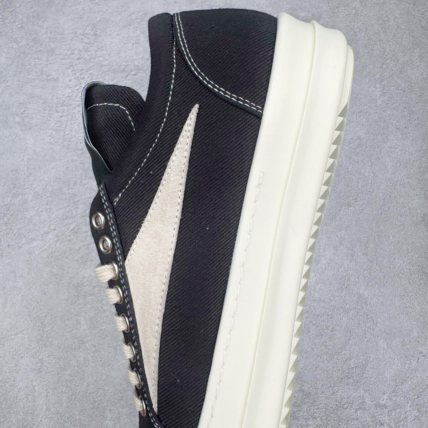 图片[7]-＃DG纯原 Rick Owens Drkshdw 瑞克·欧文斯低帮牛仔布时尚运动板鞋 黑色 二级市场已经7K以上 平台客户随意卖四位数 RO广东原厂出品 纯原天花板 原版一比一复刻 冲正绝不翻车 还原度达到百分之98以上 原楦开发纸版版型 ZP拆解原版1：1复模裁片纸版 力求做到0错位 这样才能达到和zp一致的鞋型味道 采用进口cnc数控机床开发对版独家tpu奶香大底 区别于市场所有版本 zp同源定制尼龙布 达到和zp一致手感 原厂进口细纹布 万邦订购原厂高弹粉红色海绵 内里搭配软质细腻羊皮 TPU高密度大底 软硬度透光度高已经测试和原版一致 尺码：36 37 38 39 40 41 42 43 44 45 46-选品中心