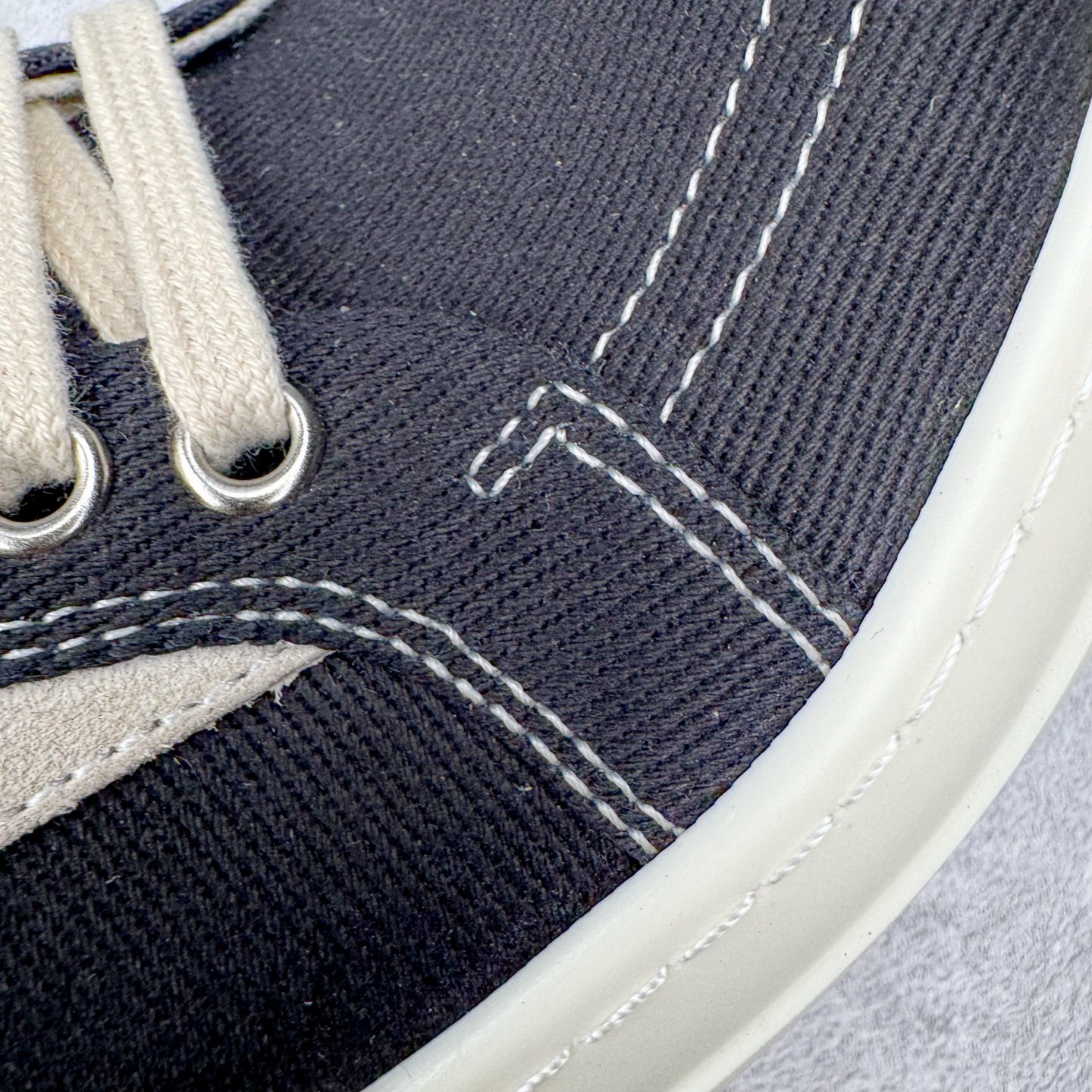 图片[17]-＃DG纯原 Rick Owens Drkshdw 瑞克·欧文斯低帮牛仔布时尚运动板鞋 黑色 二级市场已经7K以上 平台客户随意卖四位数 RO广东原厂出品 纯原天花板 原版一比一复刻 冲正绝不翻车 还原度达到百分之98以上 原楦开发纸版版型 ZP拆解原版1：1复模裁片纸版 力求做到0错位 这样才能达到和zp一致的鞋型味道 采用进口cnc数控机床开发对版独家tpu奶香大底 区别于市场所有版本 zp同源定制尼龙布 达到和zp一致手感 原厂进口细纹布 万邦订购原厂高弹粉红色海绵 内里搭配软质细腻羊皮 TPU高密度大底 软硬度透光度高已经测试和原版一致 尺码：36 37 38 39 40 41 42 43 44 45 46-选品中心