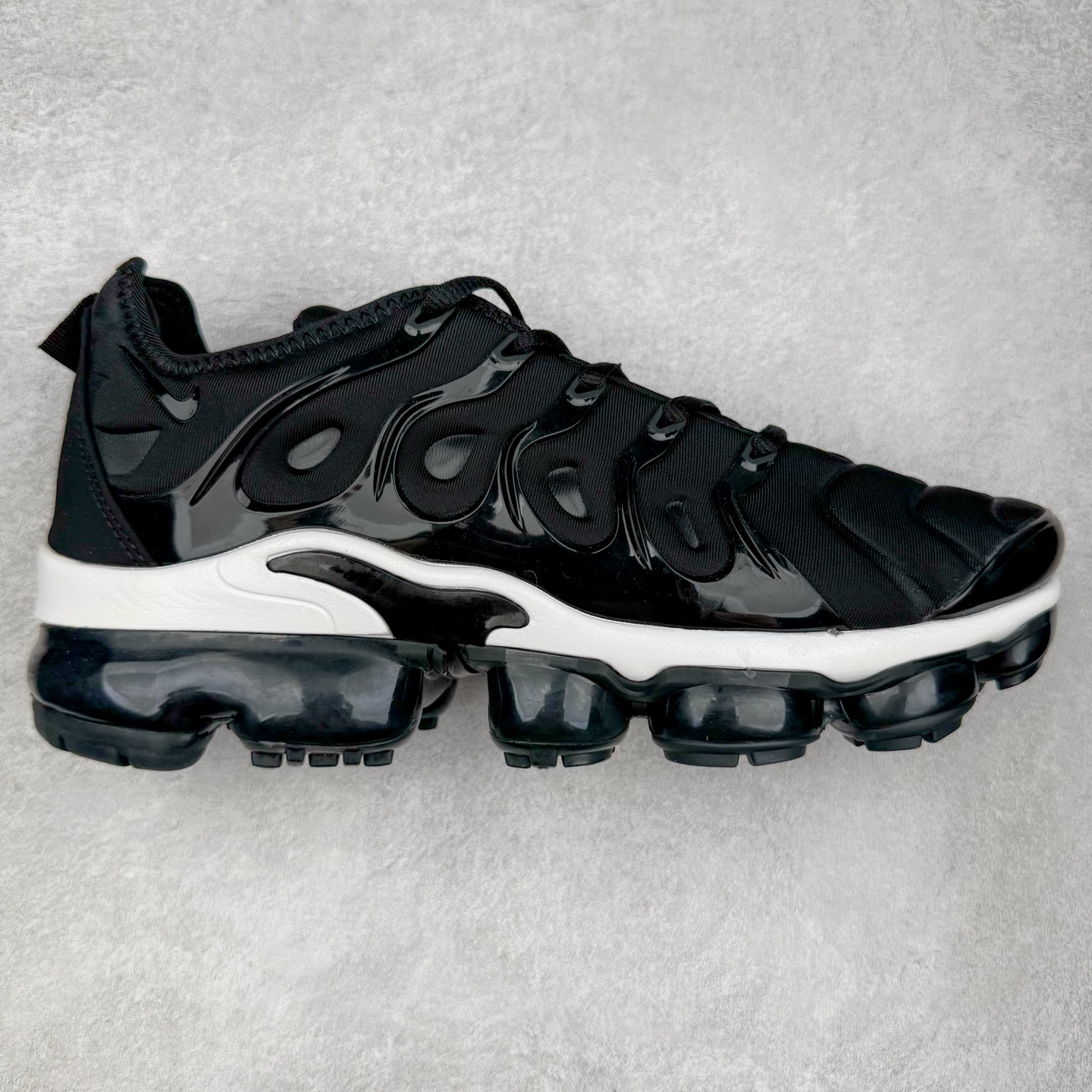 NK Vapormax Plus Air Rainbow 时尚运动拼接减震防滑轻便低帮大气垫跑步鞋 鞋面采用独特的波浪线条设计，其灵感来源于棕榈树叶，同时加载当年 Nike 推崇的缓震技术 Tuned Air，让其时至今日依然有自己独特的科技属性。据小编本人观察，在前两年还未兴起复古老爹鞋之前，这款跑鞋在国外街头的上脚频率相当之高，可见老外对其 “丑帅” 的设计情有独钟。尺码：36 36.5 37.5 38 38.5 39 40 40.5 41 42 42.5 43 44 44.5 45 46 47.5-选品中心