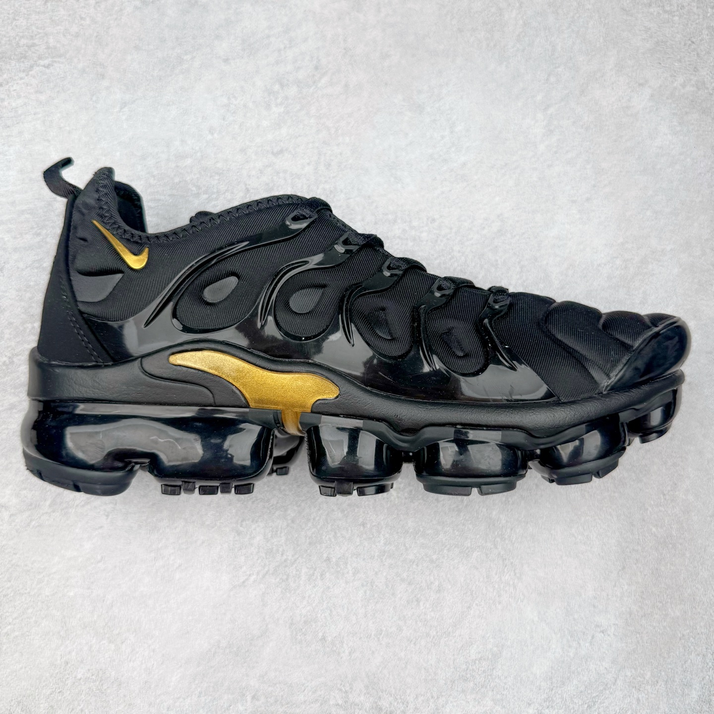 图片[3]-NK Vapormax Plus Air Rainbow 时尚运动拼接减震防滑轻便低帮大气垫跑步鞋 鞋面采用独特的波浪线条设计，其灵感来源于棕榈树叶，同时加载当年 Nike 推崇的缓震技术 Tuned Air，让其时至今日依然有自己独特的科技属性。据小编本人观察，在前两年还未兴起复古老爹鞋之前，这款跑鞋在国外街头的上脚频率相当之高，可见老外对其 “丑帅” 的设计情有独钟。尺码：36 36.5 37.5 38 38.5 39 40 40.5 41 42 42.5 43 44 44.5 45 46 47.5-选品中心