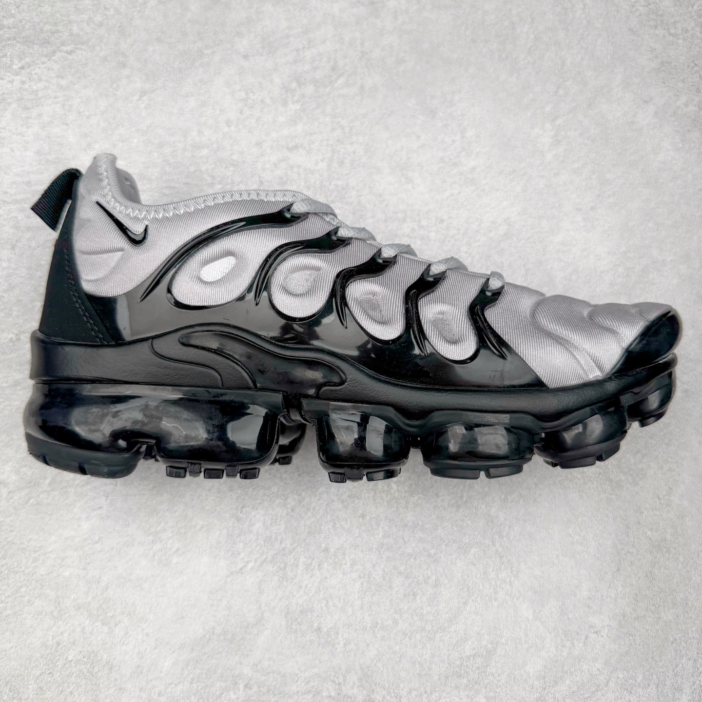 图片[4]-NK Vapormax Plus Air Rainbow 时尚运动拼接减震防滑轻便低帮大气垫跑步鞋 鞋面采用独特的波浪线条设计，其灵感来源于棕榈树叶，同时加载当年 Nike 推崇的缓震技术 Tuned Air，让其时至今日依然有自己独特的科技属性。据小编本人观察，在前两年还未兴起复古老爹鞋之前，这款跑鞋在国外街头的上脚频率相当之高，可见老外对其 “丑帅” 的设计情有独钟。尺码：36 36.5 37.5 38 38.5 39 40 40.5 41 42 42.5 43 44 44.5 45 46 47.5-选品中心