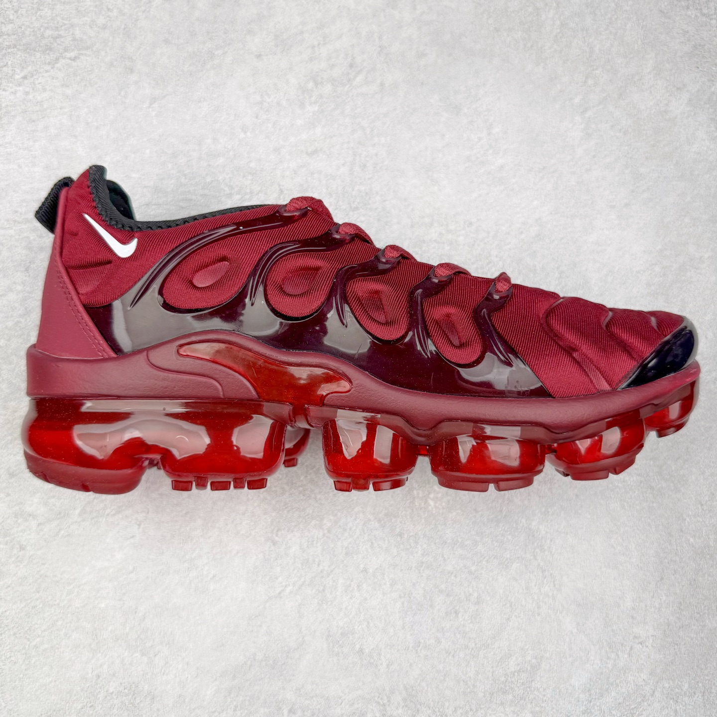 图片[5]-NK Vapormax Plus Air Rainbow 时尚运动拼接减震防滑轻便低帮大气垫跑步鞋 鞋面采用独特的波浪线条设计，其灵感来源于棕榈树叶，同时加载当年 Nike 推崇的缓震技术 Tuned Air，让其时至今日依然有自己独特的科技属性。据小编本人观察，在前两年还未兴起复古老爹鞋之前，这款跑鞋在国外街头的上脚频率相当之高，可见老外对其 “丑帅” 的设计情有独钟。尺码：36 36.5 37.5 38 38.5 39 40 40.5 41 42 42.5 43 44 44.5 45 46 47.5-选品中心