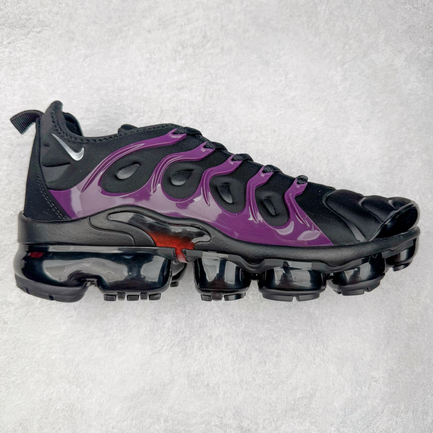 图片[8]-NK Vapormax Plus Air Rainbow 时尚运动拼接减震防滑轻便低帮大气垫跑步鞋 鞋面采用独特的波浪线条设计，其灵感来源于棕榈树叶，同时加载当年 Nike 推崇的缓震技术 Tuned Air，让其时至今日依然有自己独特的科技属性。据小编本人观察，在前两年还未兴起复古老爹鞋之前，这款跑鞋在国外街头的上脚频率相当之高，可见老外对其 “丑帅” 的设计情有独钟。尺码：36 36.5 37.5 38 38.5 39 40 40.5 41 42 42.5 43 44 44.5 45 46 47.5-选品中心