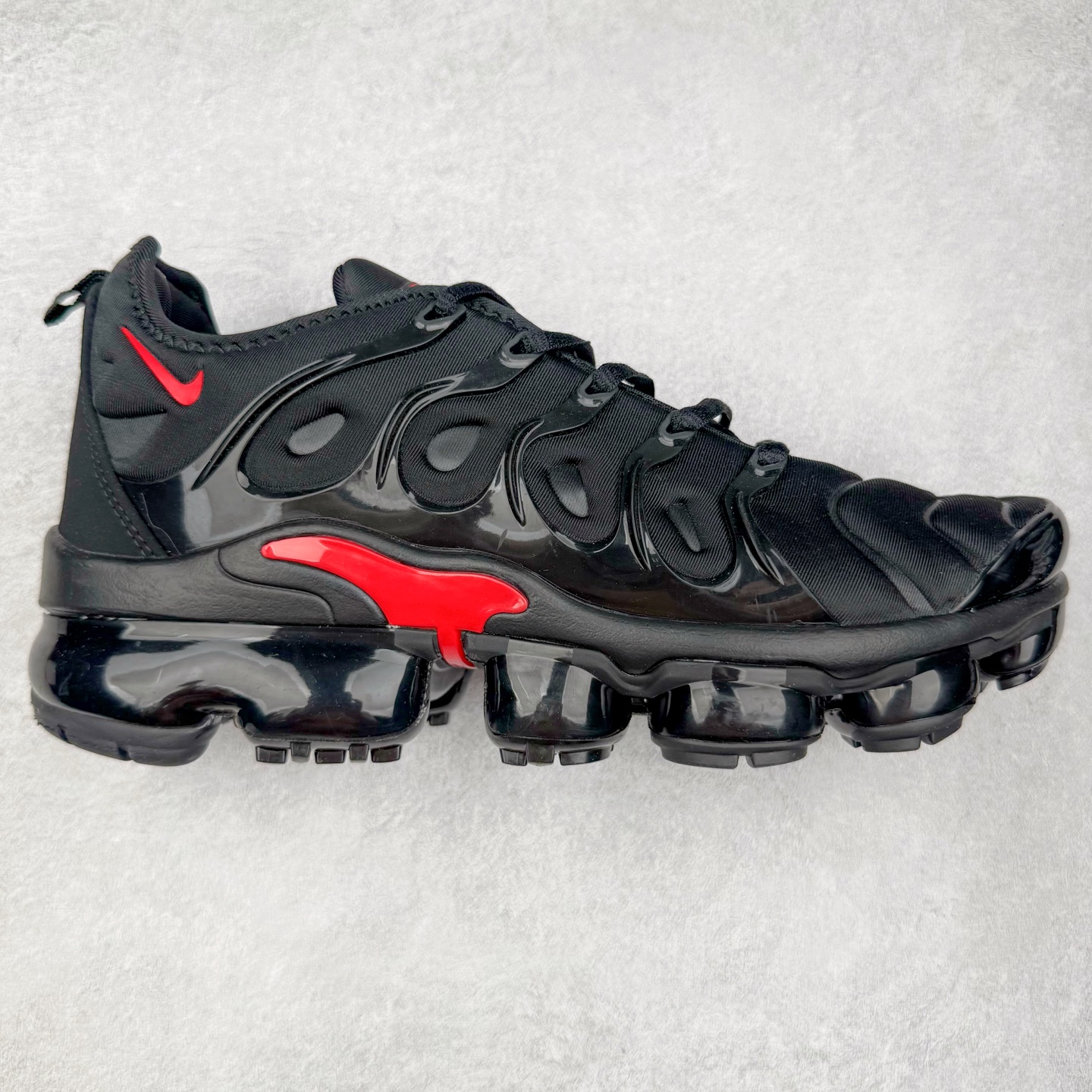 图片[9]-NK Vapormax Plus Air Rainbow 时尚运动拼接减震防滑轻便低帮大气垫跑步鞋 鞋面采用独特的波浪线条设计，其灵感来源于棕榈树叶，同时加载当年 Nike 推崇的缓震技术 Tuned Air，让其时至今日依然有自己独特的科技属性。据小编本人观察，在前两年还未兴起复古老爹鞋之前，这款跑鞋在国外街头的上脚频率相当之高，可见老外对其 “丑帅” 的设计情有独钟。尺码：36 36.5 37.5 38 38.5 39 40 40.5 41 42 42.5 43 44 44.5 45 46 47.5-选品中心