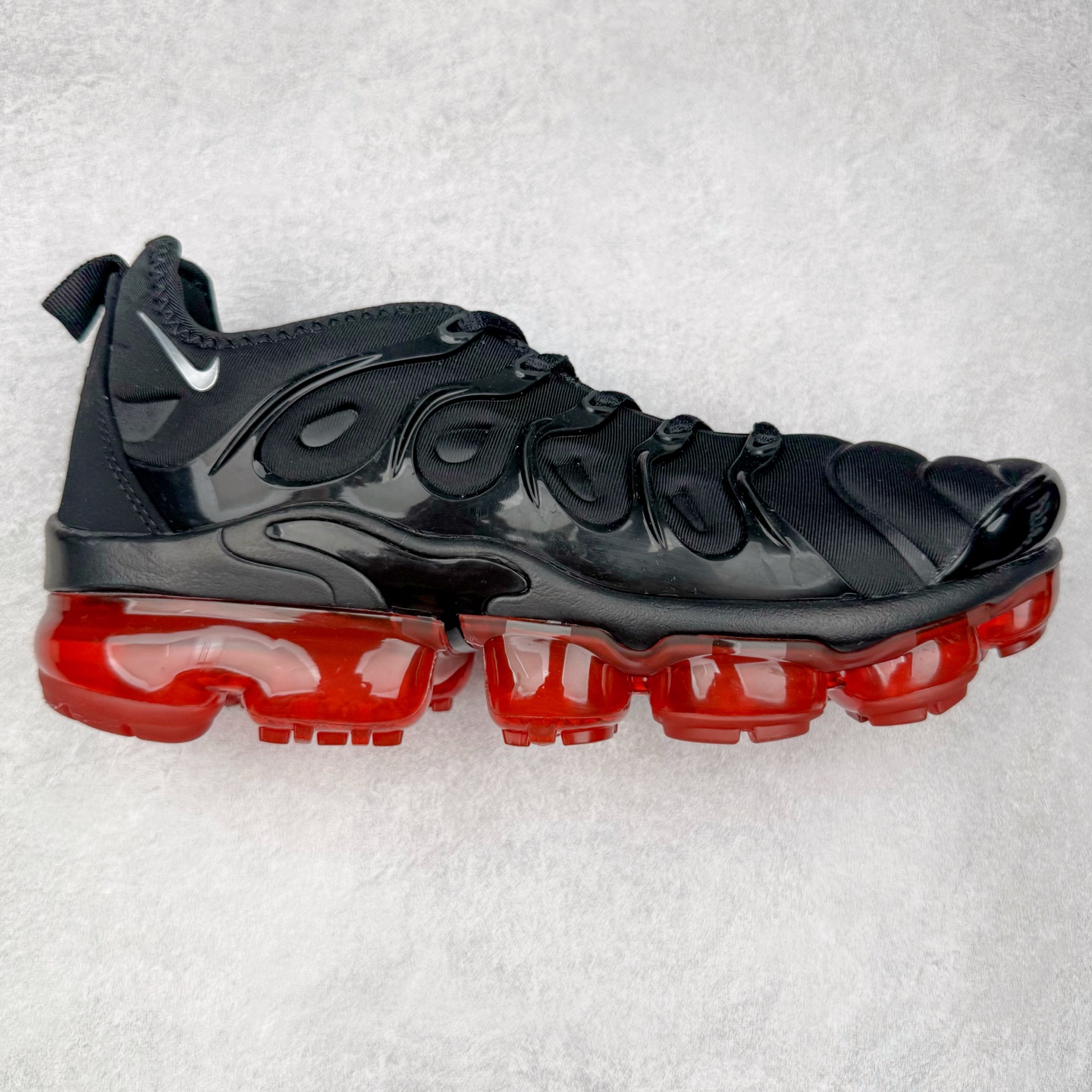 图片[2]-NK Vapormax Plus Air Rainbow 时尚运动拼接减震防滑轻便低帮大气垫跑步鞋 鞋面采用独特的波浪线条设计，其灵感来源于棕榈树叶，同时加载当年 Nike 推崇的缓震技术 Tuned Air，让其时至今日依然有自己独特的科技属性。据小编本人观察，在前两年还未兴起复古老爹鞋之前，这款跑鞋在国外街头的上脚频率相当之高，可见老外对其 “丑帅” 的设计情有独钟。尺码：36 36.5 37.5 38 38.5 39 40 40.5 41 42 42.5 43 44 44.5 45 46 47.5-选品中心