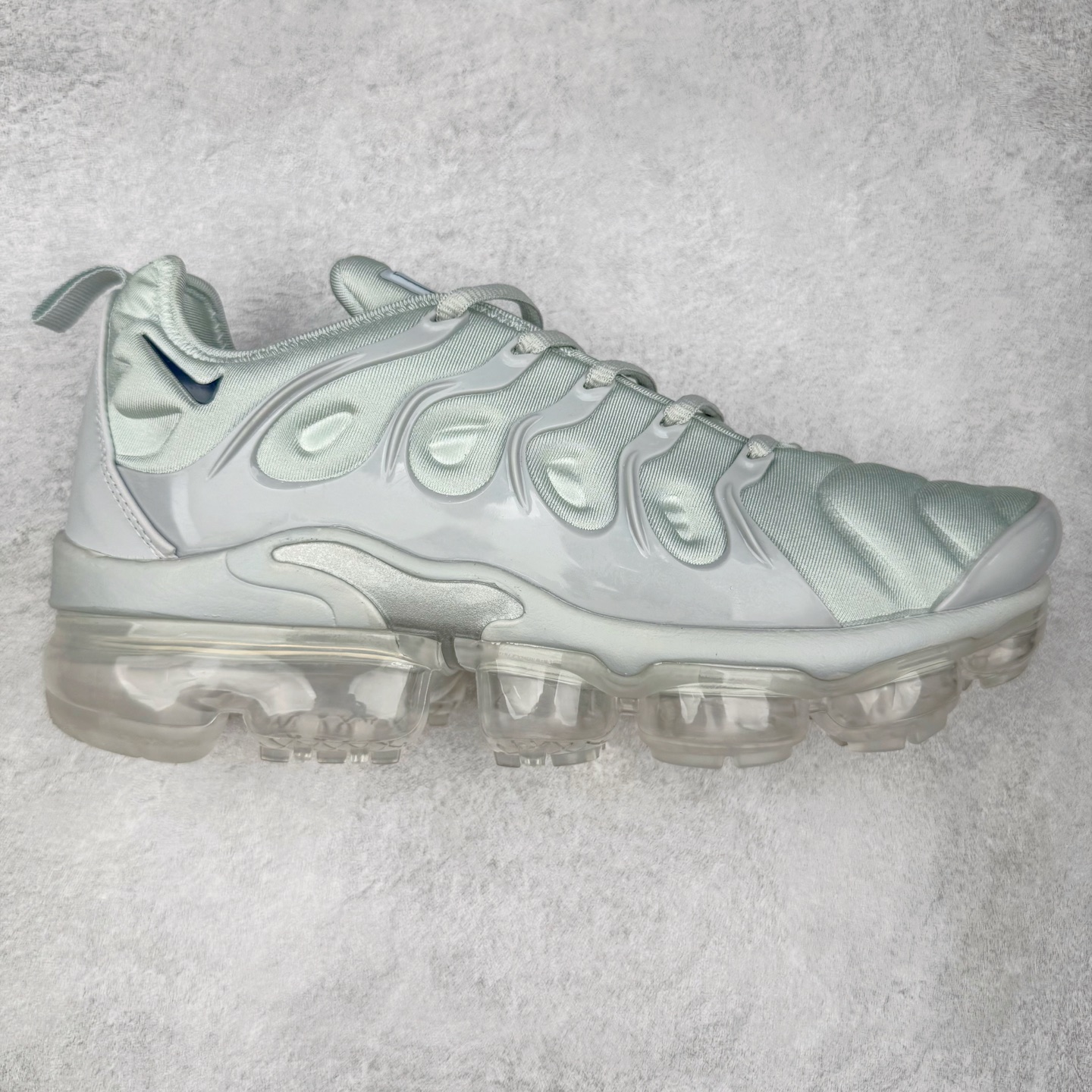 图片[4]-NK Vapormax Plus Air Rainbow 时尚运动拼接减震防滑轻便低帮大气垫跑步鞋 鞋面采用独特的波浪线条设计，其灵感来源于棕榈树叶，同时加载当年 Nike 推崇的缓震技术 Tuned Air，让其时至今日依然有自己独特的科技属性。据小编本人观察，在前两年还未兴起复古老爹鞋之前，这款跑鞋在国外街头的上脚频率相当之高，可见老外对其 “丑帅” 的设计情有独钟。尺码：36 36.5 37.5 38 38.5 39 40 40.5 41 42 42.5 43 44 44.5 45 46 47.5-选品中心