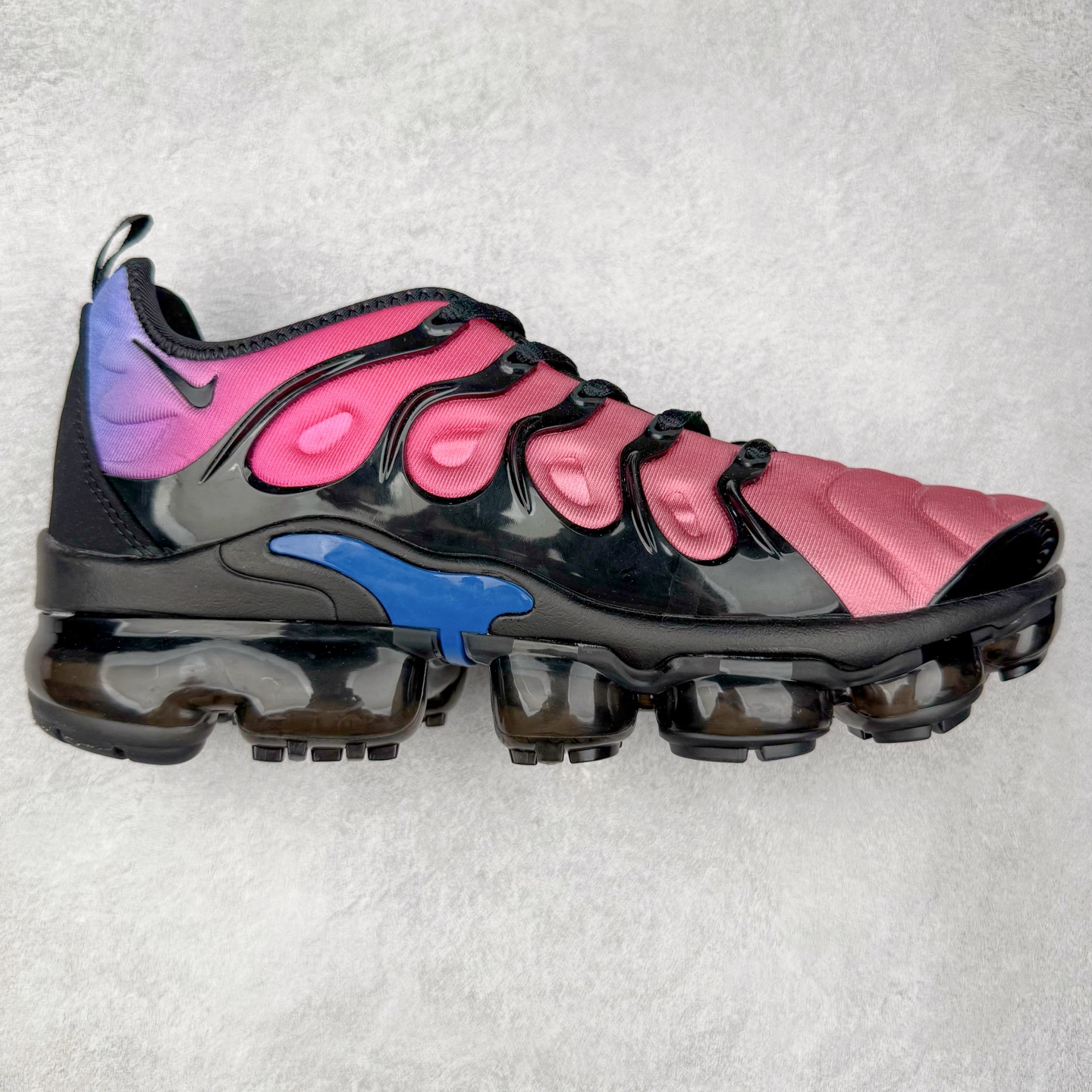 图片[3]-NK Vapormax Plus Air Rainbow 时尚运动拼接减震防滑轻便低帮大气垫跑步鞋 鞋面采用独特的波浪线条设计，其灵感来源于棕榈树叶，同时加载当年 Nike 推崇的缓震技术 Tuned Air，让其时至今日依然有自己独特的科技属性。据小编本人观察，在前两年还未兴起复古老爹鞋之前，这款跑鞋在国外街头的上脚频率相当之高，可见老外对其 “丑帅” 的设计情有独钟。尺码：36 36.5 37.5 38 38.5 39 40 40.5 41 42 42.5 43 44 44.5 45 46 47.5-选品中心