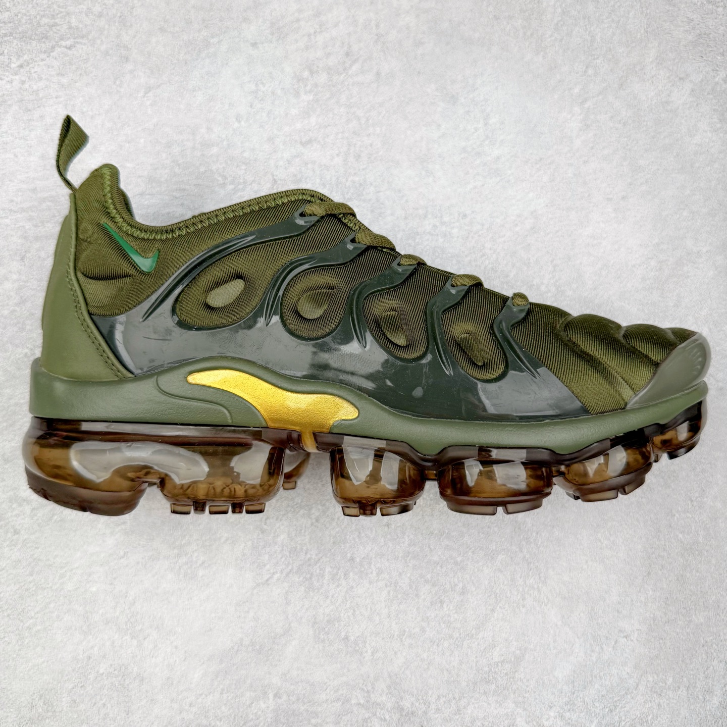 图片[2]-NK Vapormax Plus Air Rainbow 时尚运动拼接减震防滑轻便低帮大气垫跑步鞋 鞋面采用独特的波浪线条设计，其灵感来源于棕榈树叶，同时加载当年 Nike 推崇的缓震技术 Tuned Air，让其时至今日依然有自己独特的科技属性。据小编本人观察，在前两年还未兴起复古老爹鞋之前，这款跑鞋在国外街头的上脚频率相当之高，可见老外对其 “丑帅” 的设计情有独钟。尺码：36 36.5 37.5 38 38.5 39 40 40.5 41 42 42.5 43 44 44.5 45 46 47.5-选品中心