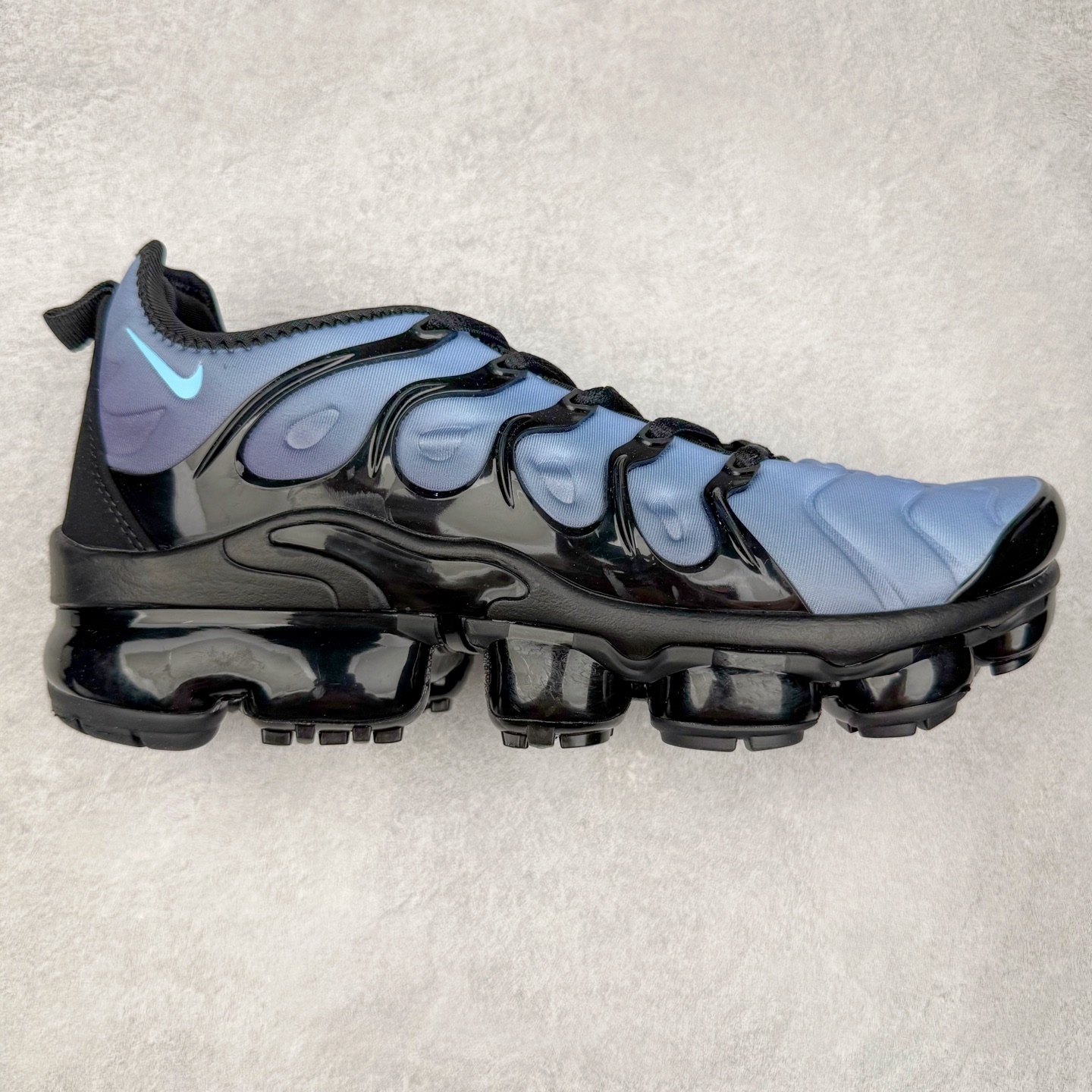 图片[9]-NK Vapormax Plus Air Rainbow 时尚运动拼接减震防滑轻便低帮大气垫跑步鞋 鞋面采用独特的波浪线条设计，其灵感来源于棕榈树叶，同时加载当年 Nike 推崇的缓震技术 Tuned Air，让其时至今日依然有自己独特的科技属性。据小编本人观察，在前两年还未兴起复古老爹鞋之前，这款跑鞋在国外街头的上脚频率相当之高，可见老外对其 “丑帅” 的设计情有独钟。尺码：36 36.5 37.5 38 38.5 39 40 40.5 41 42 42.5 43 44 44.5 45 46 47.5-选品中心