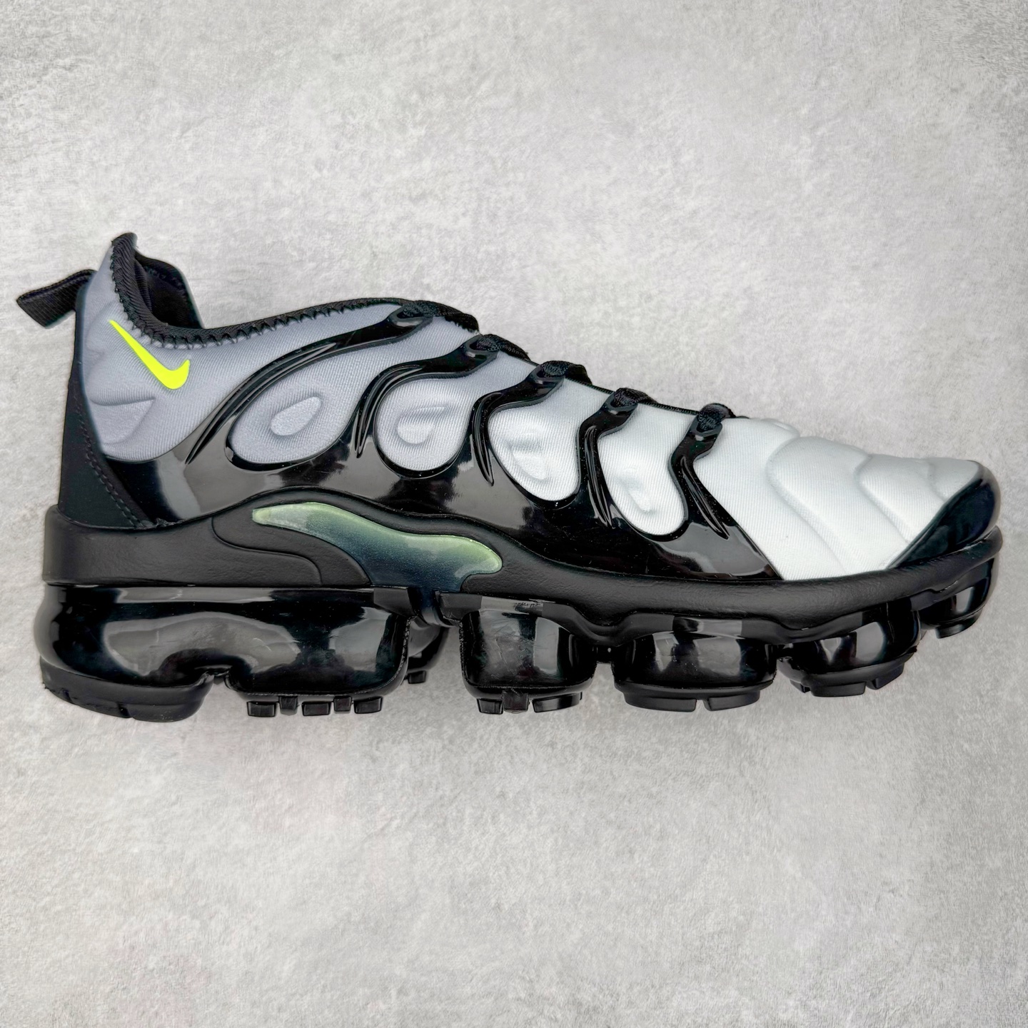 图片[6]-NK Vapormax Plus Air Rainbow 时尚运动拼接减震防滑轻便低帮大气垫跑步鞋 鞋面采用独特的波浪线条设计，其灵感来源于棕榈树叶，同时加载当年 Nike 推崇的缓震技术 Tuned Air，让其时至今日依然有自己独特的科技属性。据小编本人观察，在前两年还未兴起复古老爹鞋之前，这款跑鞋在国外街头的上脚频率相当之高，可见老外对其 “丑帅” 的设计情有独钟。尺码：36 36.5 37.5 38 38.5 39 40 40.5 41 42 42.5 43 44 44.5 45 46 47.5-选品中心