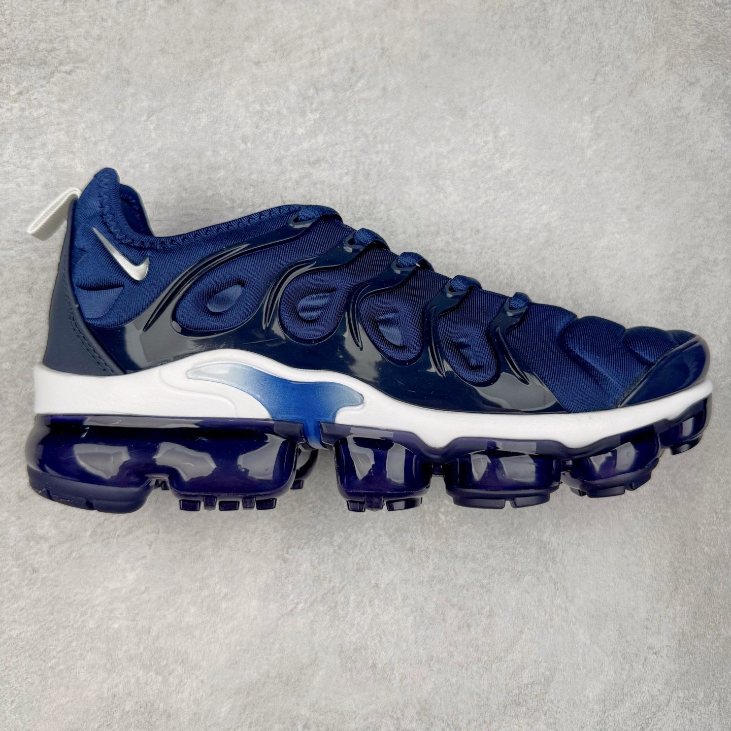 图片[7]-NK Vapormax Plus Air Rainbow 时尚运动拼接减震防滑轻便低帮大气垫跑步鞋 鞋面采用独特的波浪线条设计，其灵感来源于棕榈树叶，同时加载当年 Nike 推崇的缓震技术 Tuned Air，让其时至今日依然有自己独特的科技属性。据小编本人观察，在前两年还未兴起复古老爹鞋之前，这款跑鞋在国外街头的上脚频率相当之高，可见老外对其 “丑帅” 的设计情有独钟。尺码：36 36.5 37.5 38 38.5 39 40 40.5 41 42 42.5 43 44 44.5 45 46 47.5-选品中心