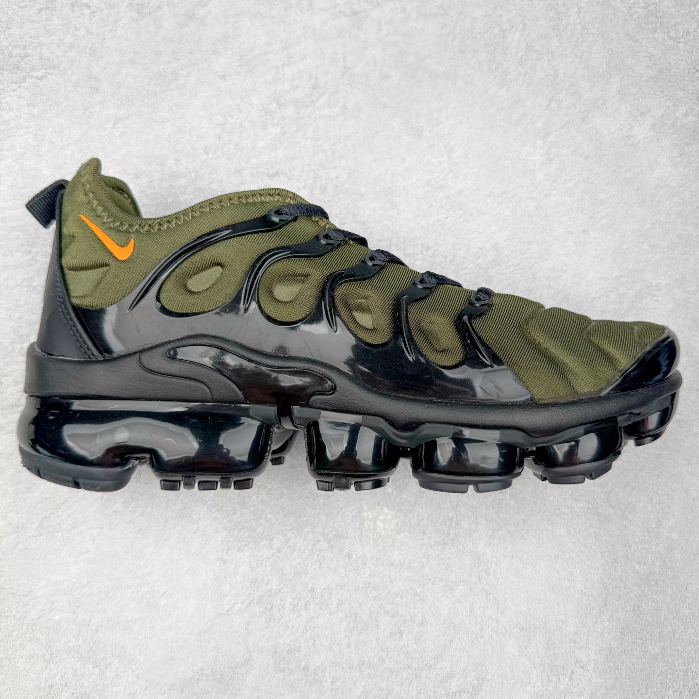图片[8]-NK Vapormax Plus Air Rainbow 时尚运动拼接减震防滑轻便低帮大气垫跑步鞋 鞋面采用独特的波浪线条设计，其灵感来源于棕榈树叶，同时加载当年 Nike 推崇的缓震技术 Tuned Air，让其时至今日依然有自己独特的科技属性。据小编本人观察，在前两年还未兴起复古老爹鞋之前，这款跑鞋在国外街头的上脚频率相当之高，可见老外对其 “丑帅” 的设计情有独钟。尺码：36 36.5 37.5 38 38.5 39 40 40.5 41 42 42.5 43 44 44.5 45 46 47.5-选品中心