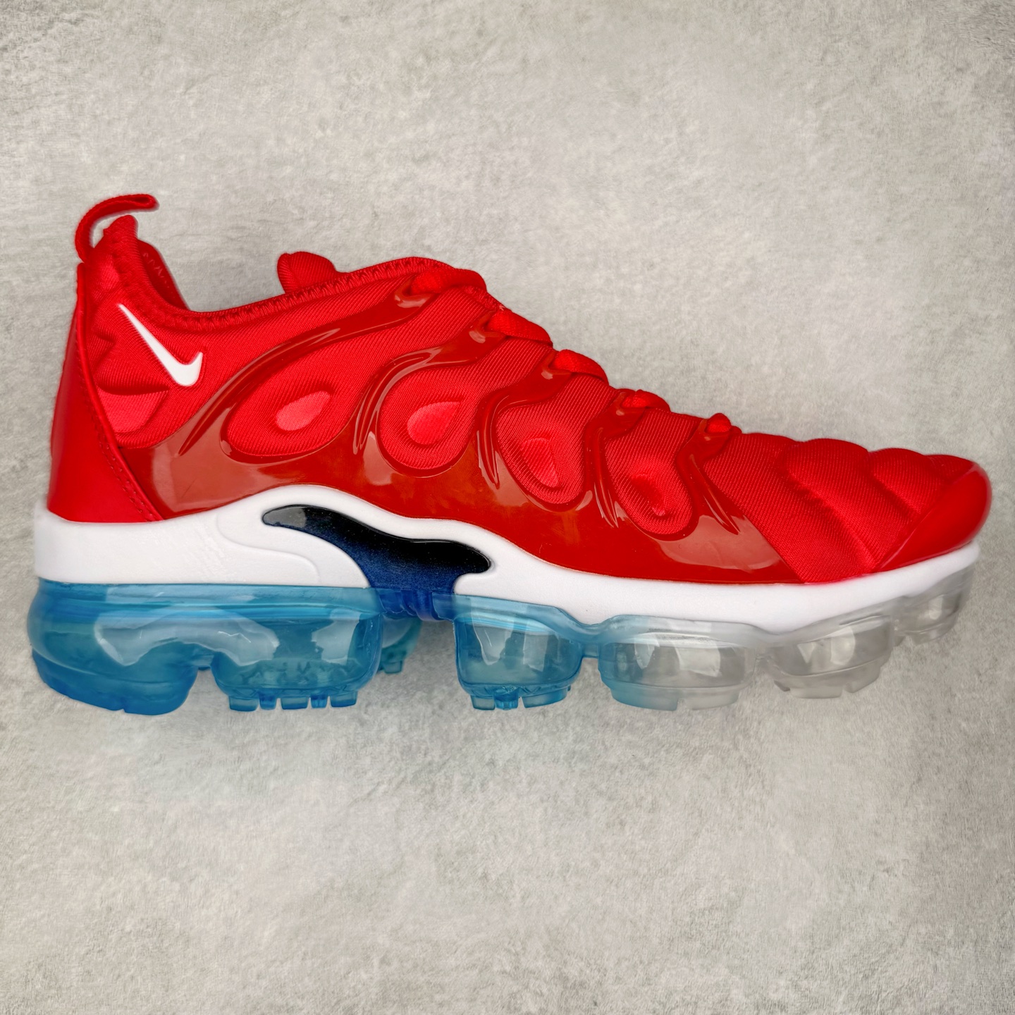 NK Vapormax Plus Air Rainbow 时尚运动拼接减震防滑轻便低帮大气垫跑步鞋 鞋面采用独特的波浪线条设计，其灵感来源于棕榈树叶，同时加载当年 Nike 推崇的缓震技术 Tuned Air，让其时至今日依然有自己独特的科技属性。据小编本人观察，在前两年还未兴起复古老爹鞋之前，这款跑鞋在国外街头的上脚频率相当之高，可见老外对其 “丑帅” 的设计情有独钟。尺码：36 36.5 37.5 38 38.5 39 40 40.5 41 42 42.5 43 44 44.5 45 46 47.5-选品中心