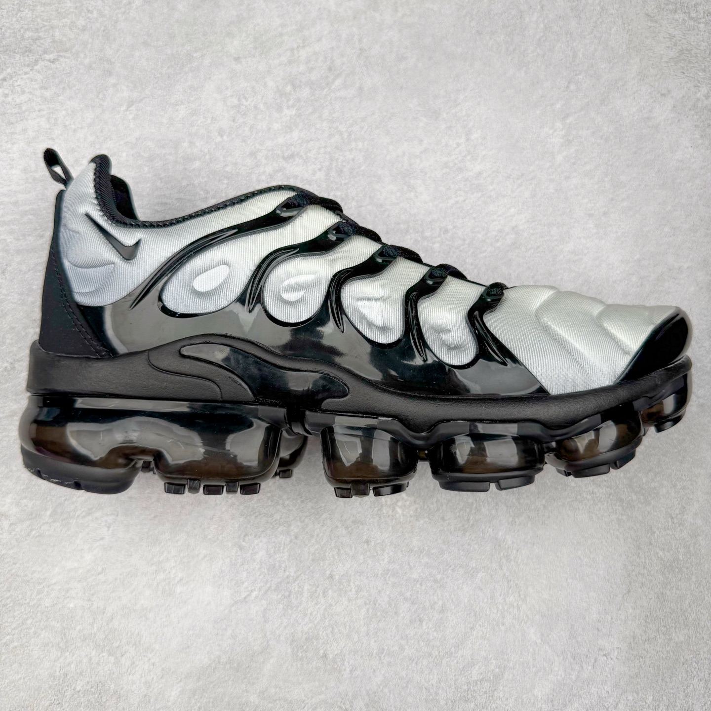 NK Vapormax Plus Air Rainbow 时尚运动拼接减震防滑轻便低帮大气垫跑步鞋 鞋面采用独特的波浪线条设计，其灵感来源于棕榈树叶，同时加载当年 Nike 推崇的缓震技术 Tuned Air，让其时至今日依然有自己独特的科技属性。据小编本人观察，在前两年还未兴起复古老爹鞋之前，这款跑鞋在国外街头的上脚频率相当之高，可见老外对其 “丑帅” 的设计情有独钟。尺码：36 36.5 37.5 38 38.5 39 40 40.5 41 42 42.5 43 44 44.5 45 46 47.5-选品中心