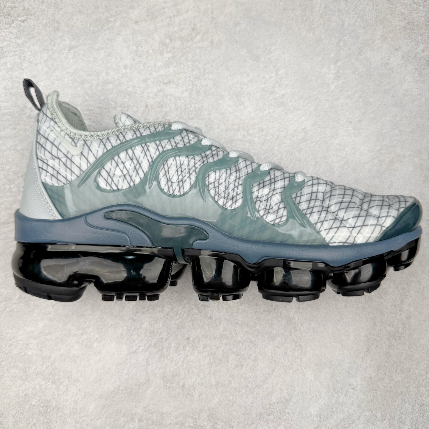 NK Vapormax Plus Air Rainbow 时尚运动拼接减震防滑轻便低帮大气垫跑步鞋 鞋面采用独特的波浪线条设计，其灵感来源于棕榈树叶，同时加载当年 Nike 推崇的缓震技术 Tuned Air，让其时至今日依然有自己独特的科技属性。据小编本人观察，在前两年还未兴起复古老爹鞋之前，这款跑鞋在国外街头的上脚频率相当之高，可见老外对其 “丑帅” 的设计情有独钟。尺码：36 36.5 37.5 38 38.5 39 40 40.5 41 42 42.5 43 44 44.5 45 46 47.5-选品中心