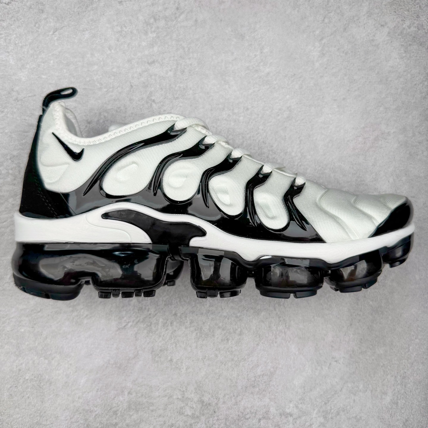 图片[8]-NK Vapormax Plus Air Rainbow 时尚运动拼接减震防滑轻便低帮大气垫跑步鞋 鞋面采用独特的波浪线条设计，其灵感来源于棕榈树叶，同时加载当年 Nike 推崇的缓震技术 Tuned Air，让其时至今日依然有自己独特的科技属性。据小编本人观察，在前两年还未兴起复古老爹鞋之前，这款跑鞋在国外街头的上脚频率相当之高，可见老外对其 “丑帅” 的设计情有独钟。尺码：36 36.5 37.5 38 38.5 39 40 40.5 41 42 42.5 43 44 44.5 45 46 47.5-选品中心