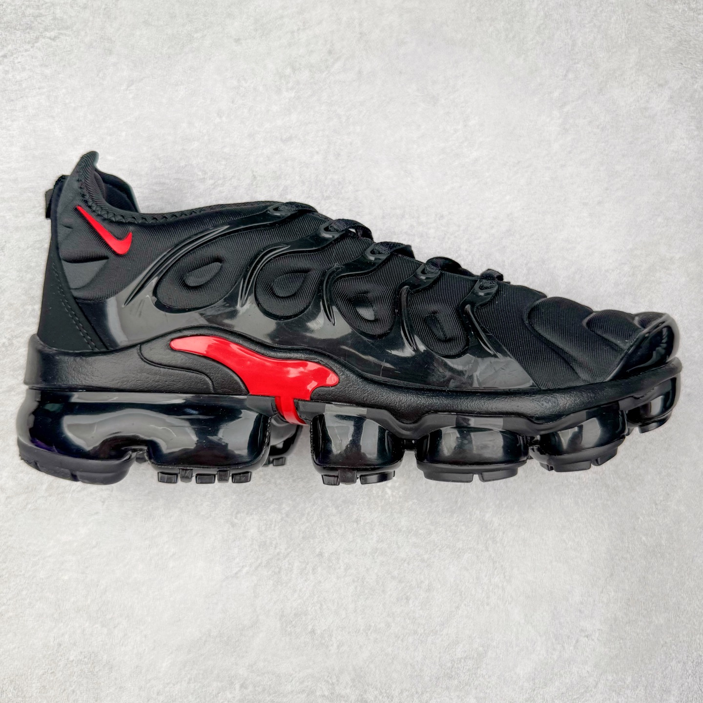 图片[5]-NK Vapormax Plus Air Rainbow 时尚运动拼接减震防滑轻便低帮大气垫跑步鞋 鞋面采用独特的波浪线条设计，其灵感来源于棕榈树叶，同时加载当年 Nike 推崇的缓震技术 Tuned Air，让其时至今日依然有自己独特的科技属性。据小编本人观察，在前两年还未兴起复古老爹鞋之前，这款跑鞋在国外街头的上脚频率相当之高，可见老外对其 “丑帅” 的设计情有独钟。尺码：36 36.5 37.5 38 38.5 39 40 40.5 41 42 42.5 43 44 44.5 45 46 47.5-选品中心