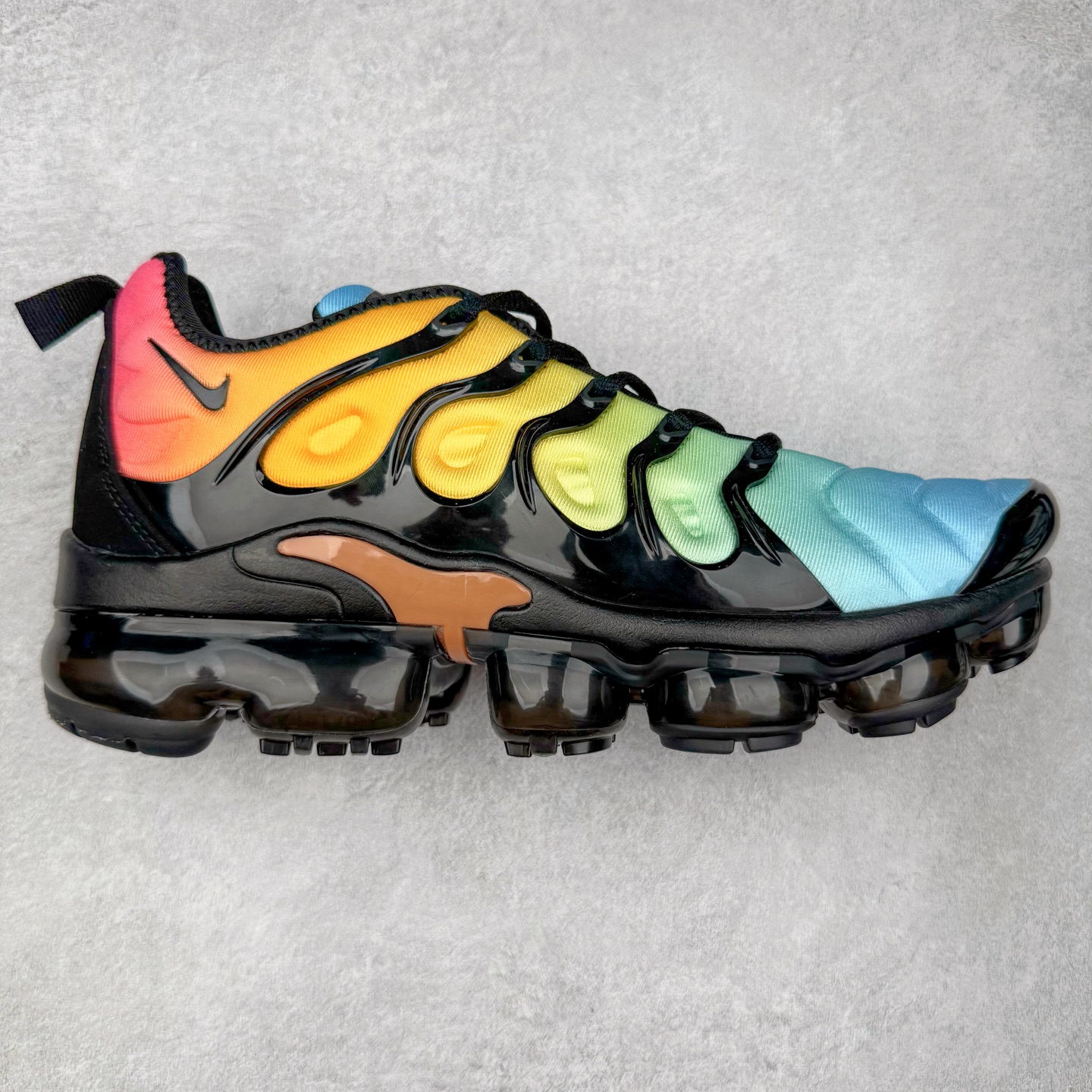 图片[6]-NK Vapormax Plus Air Rainbow 时尚运动拼接减震防滑轻便低帮大气垫跑步鞋 鞋面采用独特的波浪线条设计，其灵感来源于棕榈树叶，同时加载当年 Nike 推崇的缓震技术 Tuned Air，让其时至今日依然有自己独特的科技属性。据小编本人观察，在前两年还未兴起复古老爹鞋之前，这款跑鞋在国外街头的上脚频率相当之高，可见老外对其 “丑帅” 的设计情有独钟。尺码：36 36.5 37.5 38 38.5 39 40 40.5 41 42 42.5 43 44 44.5 45 46 47.5-选品中心