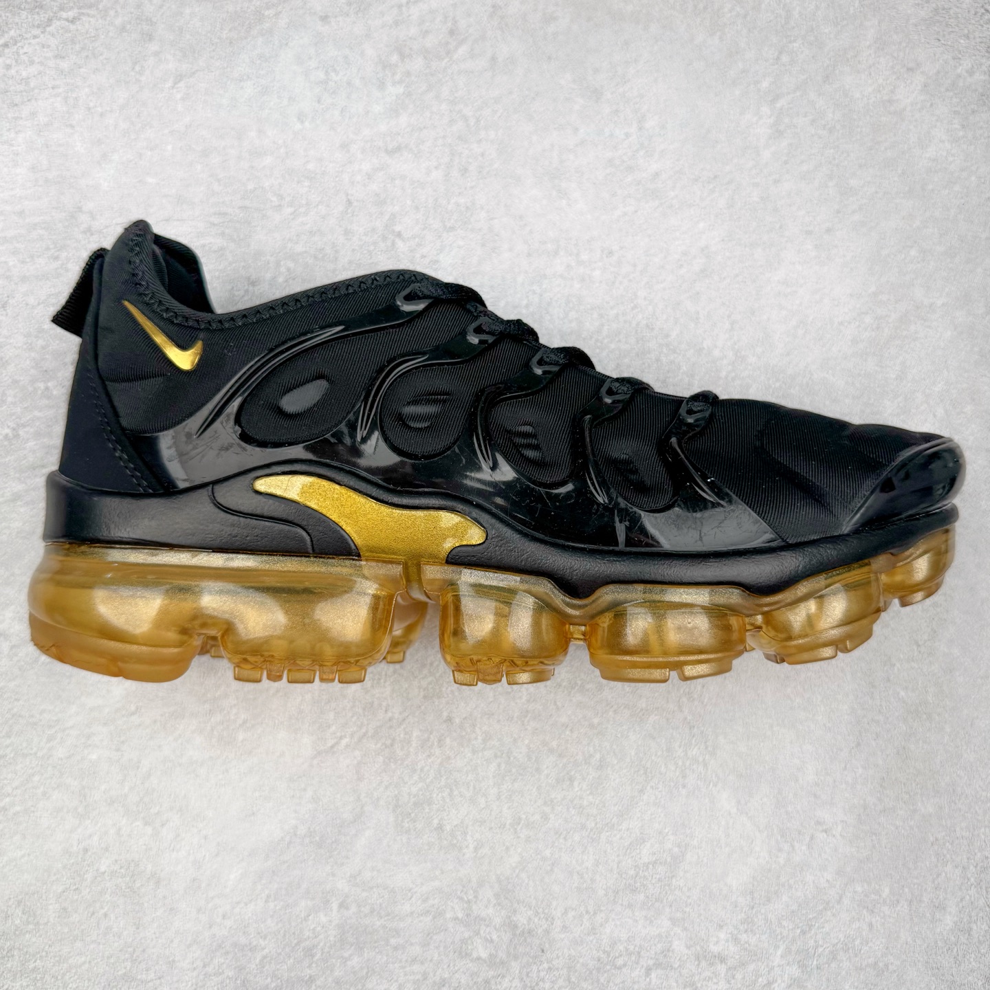 图片[7]-NK Vapormax Plus Air Rainbow 时尚运动拼接减震防滑轻便低帮大气垫跑步鞋 鞋面采用独特的波浪线条设计，其灵感来源于棕榈树叶，同时加载当年 Nike 推崇的缓震技术 Tuned Air，让其时至今日依然有自己独特的科技属性。据小编本人观察，在前两年还未兴起复古老爹鞋之前，这款跑鞋在国外街头的上脚频率相当之高，可见老外对其 “丑帅” 的设计情有独钟。尺码：36 36.5 37.5 38 38.5 39 40 40.5 41 42 42.5 43 44 44.5 45 46 47.5-选品中心