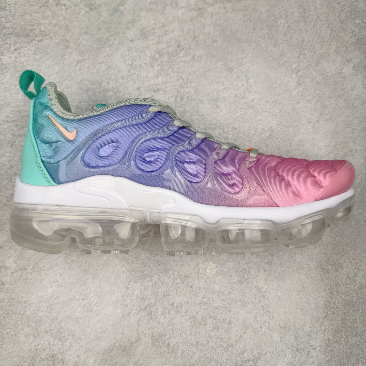 图片[3]-NK Vapormax Plus Air Rainbow 时尚运动拼接减震防滑轻便低帮大气垫跑步鞋 鞋面采用独特的波浪线条设计，其灵感来源于棕榈树叶，同时加载当年 Nike 推崇的缓震技术 Tuned Air，让其时至今日依然有自己独特的科技属性。据小编本人观察，在前两年还未兴起复古老爹鞋之前，这款跑鞋在国外街头的上脚频率相当之高，可见老外对其 “丑帅” 的设计情有独钟。尺码：36 36.5 37.5 38 38.5 39 40 40.5 41 42 42.5 43 44 44.5 45 46 47.5-选品中心