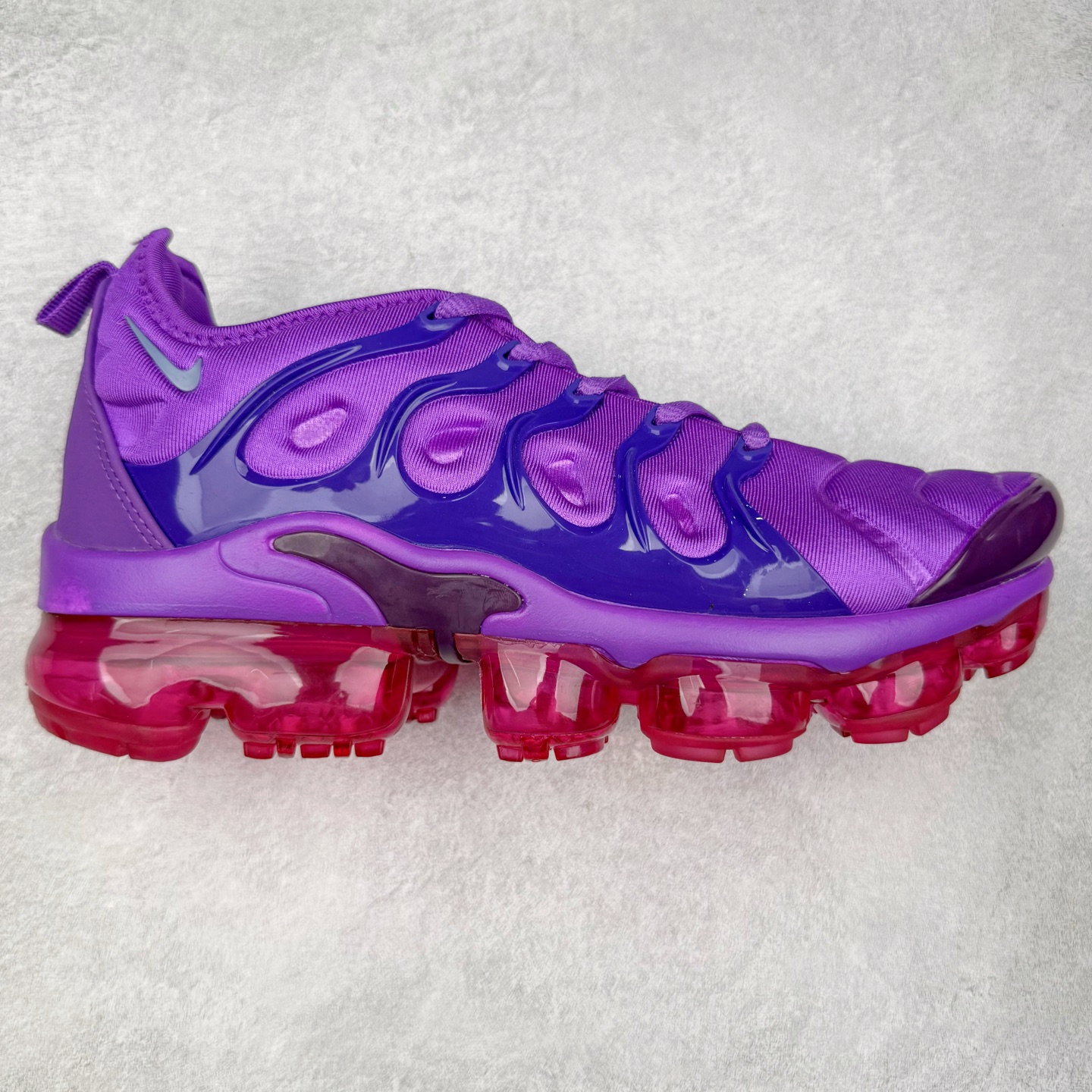 图片[2]-NK Vapormax Plus Air Rainbow 时尚运动拼接减震防滑轻便低帮大气垫跑步鞋 鞋面采用独特的波浪线条设计，其灵感来源于棕榈树叶，同时加载当年 Nike 推崇的缓震技术 Tuned Air，让其时至今日依然有自己独特的科技属性。据小编本人观察，在前两年还未兴起复古老爹鞋之前，这款跑鞋在国外街头的上脚频率相当之高，可见老外对其 “丑帅” 的设计情有独钟。尺码：36 36.5 37.5 38 38.5 39 40 40.5 41 42 42.5 43 44 44.5 45 46 47.5-选品中心