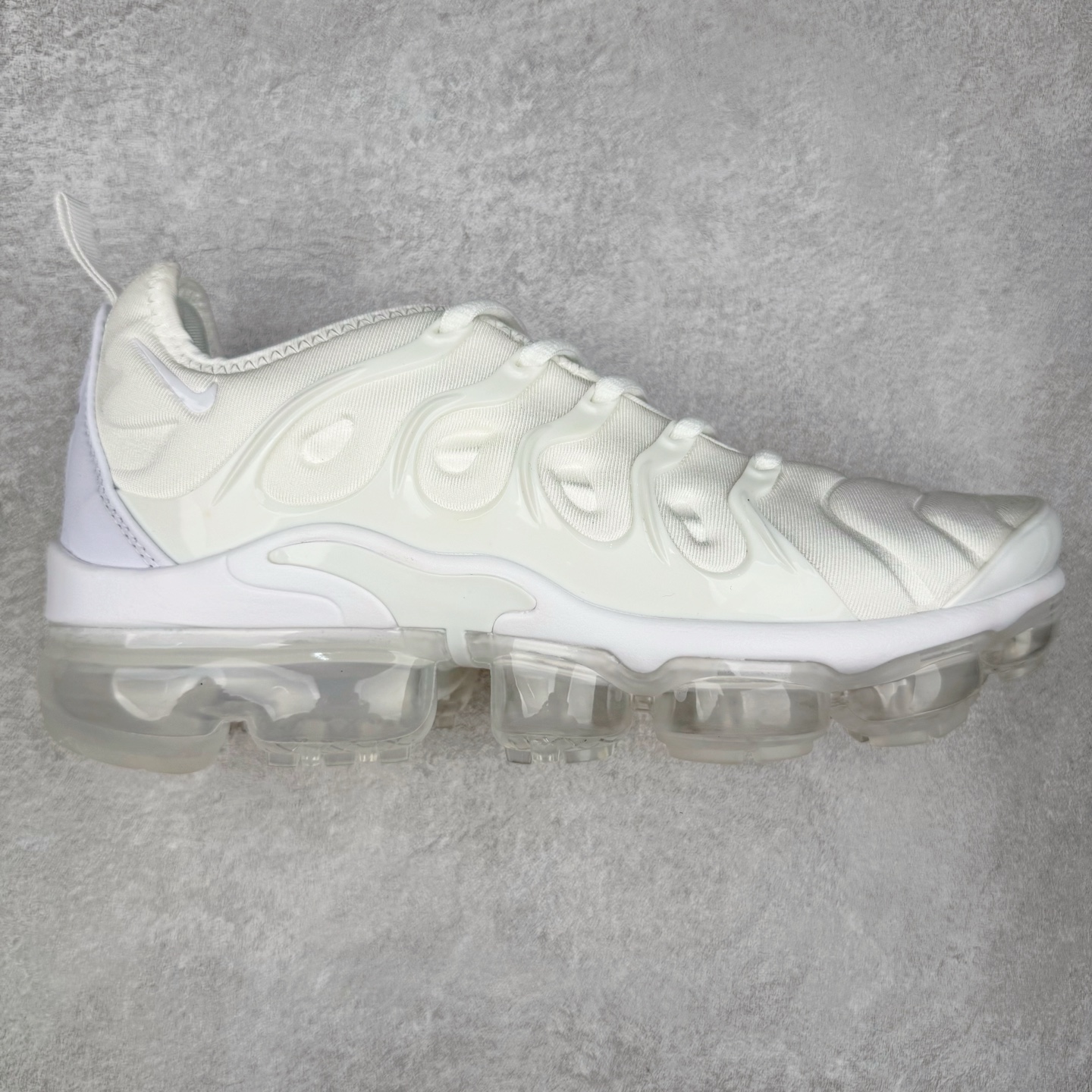 图片[5]-NK Vapormax Plus Air Rainbow 时尚运动拼接减震防滑轻便低帮大气垫跑步鞋 鞋面采用独特的波浪线条设计，其灵感来源于棕榈树叶，同时加载当年 Nike 推崇的缓震技术 Tuned Air，让其时至今日依然有自己独特的科技属性。据小编本人观察，在前两年还未兴起复古老爹鞋之前，这款跑鞋在国外街头的上脚频率相当之高，可见老外对其 “丑帅” 的设计情有独钟。尺码：36 36.5 37.5 38 38.5 39 40 40.5 41 42 42.5 43 44 44.5 45 46 47.5-选品中心